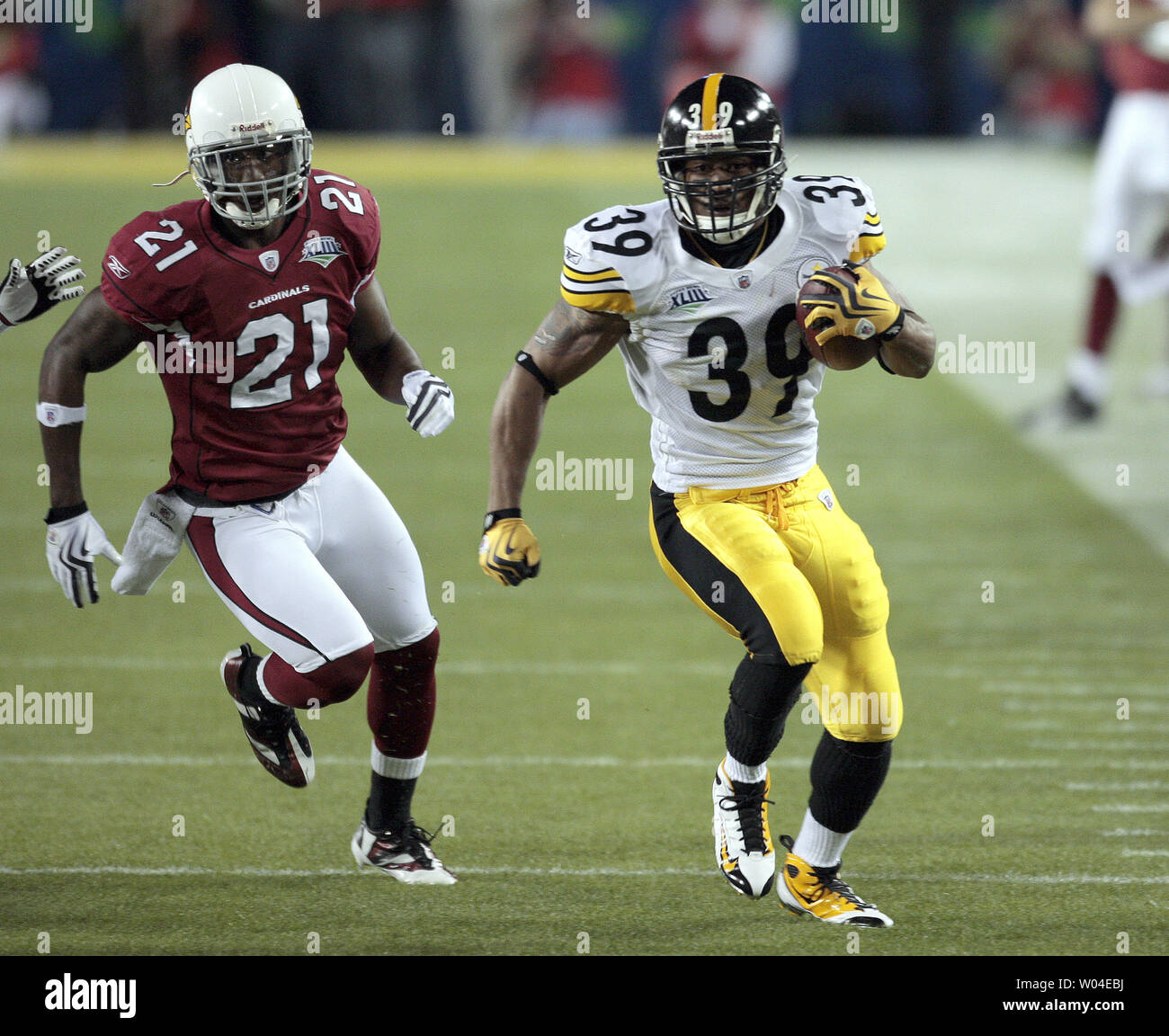 Pittsburgh Steelers Willie Parker running back esquive Arizona Cardinals coffre Antrel Rolle au premier trimestre au Super Bowl XLIII chez Raymond James Stadium de Tampa, Floride, le 1 février 2009. (UPI Photo/Mark Wallheiser) Banque D'Images