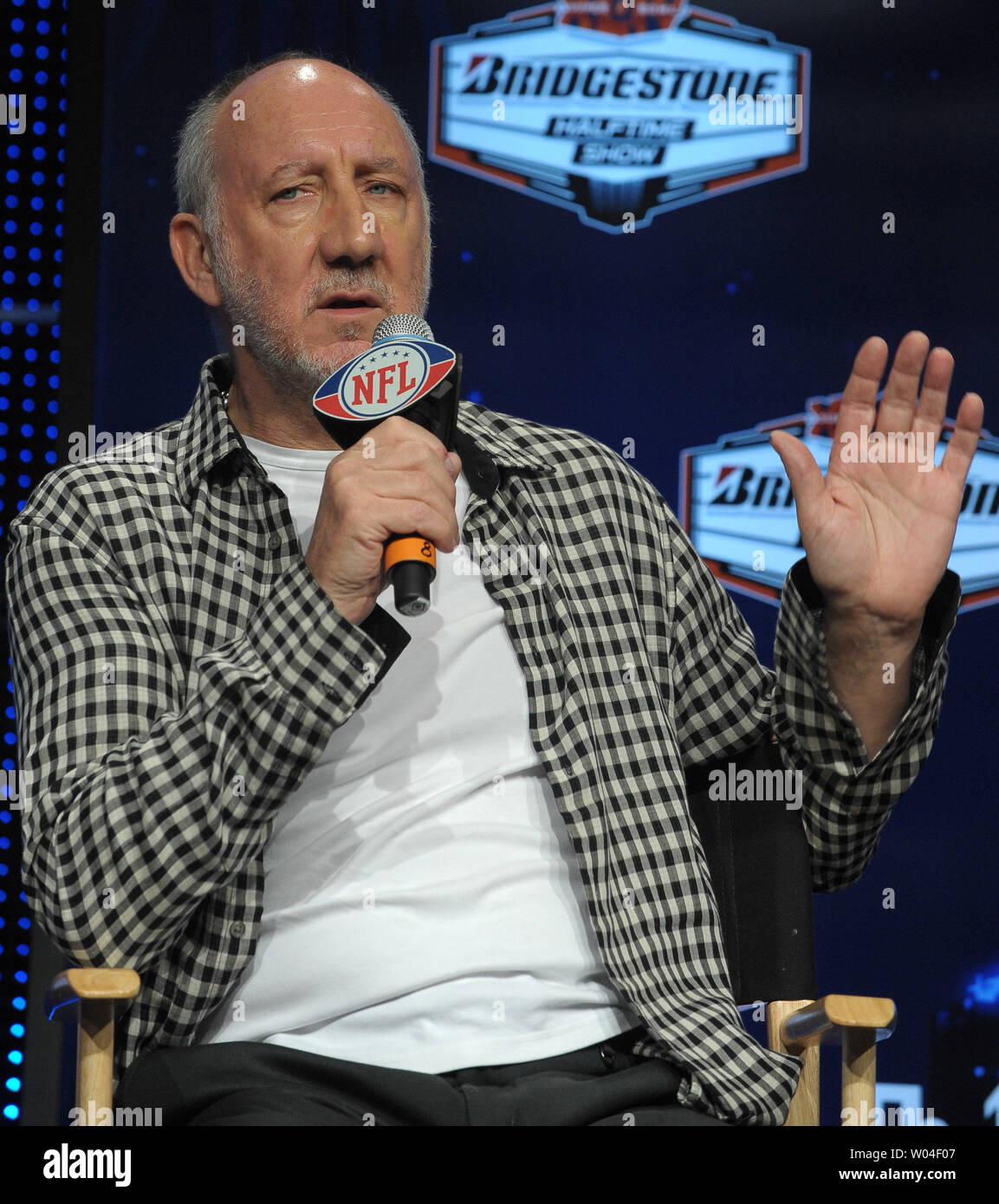 Pete Townshend du qui répond à des questions au cours d'une conférence de presse au Centre des médias à Ft. Lauderdale le 4 février 2010. Super Bowl XLIV entre les New Orleans Saints et les Indianapolis Colts mettra en vedette l'OMS en concert à la mi-temps le Dimanche, Février 7. UPI/Roger L. Wollenberg Banque D'Images