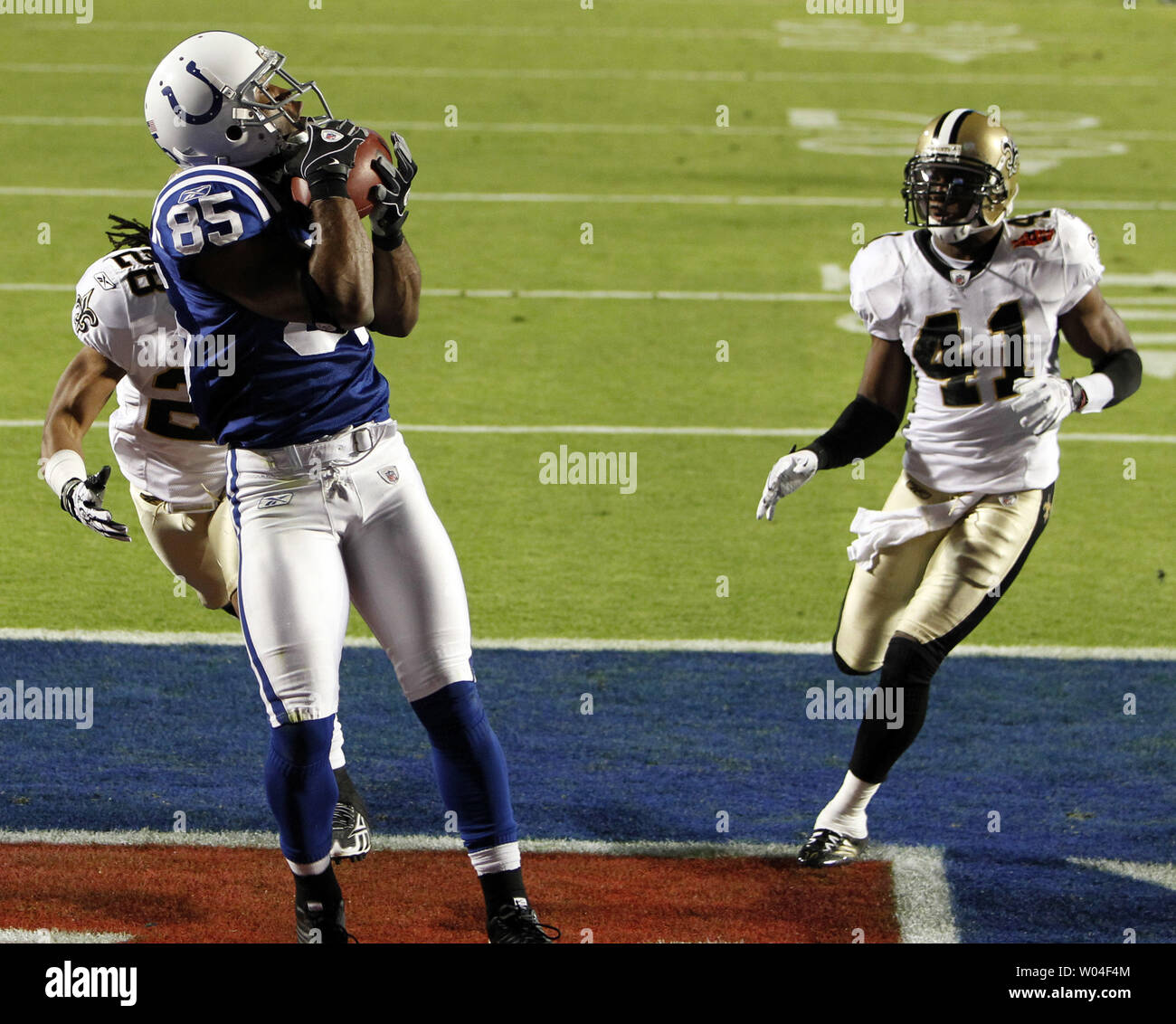 Indianapolis Colts receveur Pierre Garcon tire un 19 verges passer de Peyton Manning pour marquer le premier touchdown de Super Bowl XLIV contre les New Orleans Saints au premier trimestre au Sun Life Stadium de Miami, le 7 février 2010. La défense de la sécurité sont des Saints (28) Oussama Les jeunes et la sécurité Roman Harper (41). UPI/Aaron M. Sprecher Banque D'Images