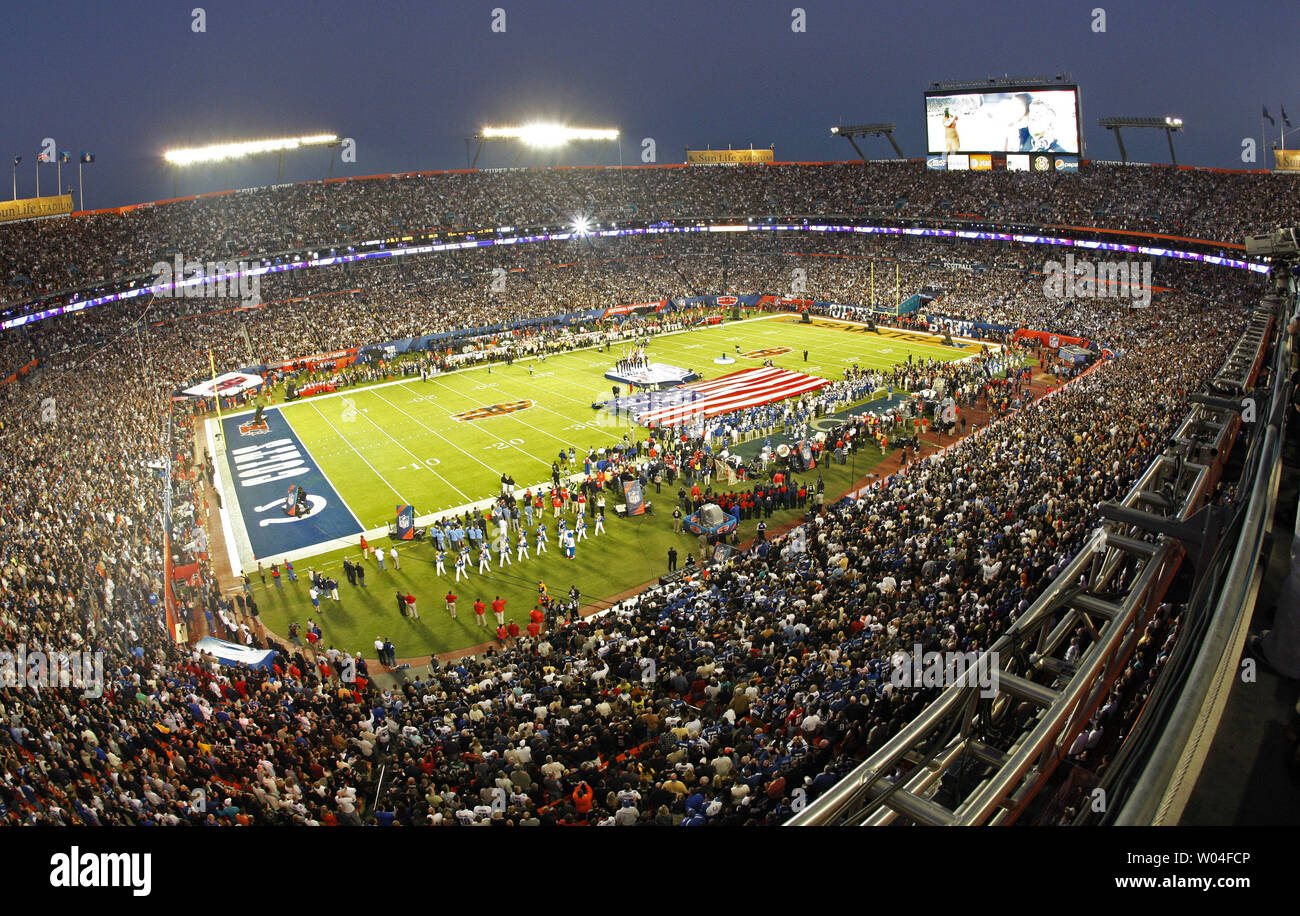 L'Hymne National joue au Sun Life Stadium de commencer le Super Bowl XLIV entre le Indianapollis Colts et New Orleans Saints à Miami, le 7 février 2010. UPI/Susan Knowles Banque D'Images