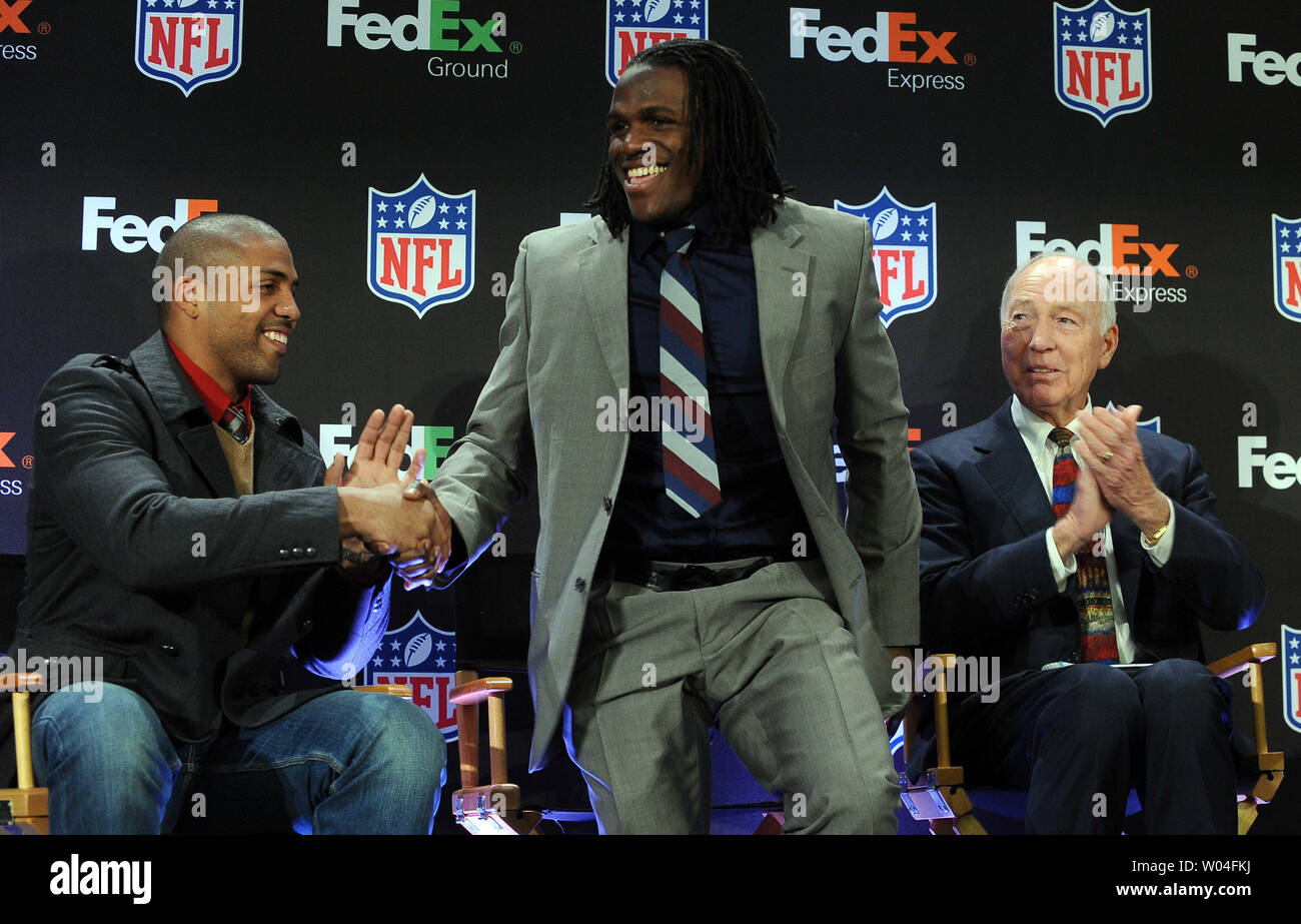 Kansas City Chiefs runningback Jamaal Charles (C) est félicité par Houston Texans runningback Arian Foster (L) et de l'ancien Green Bay Packers grand Bart Starr après Charles a gagné la NFL FedEx Ground Joueur de l'année au cours d'une conférence de presse au cours de la semaine du Super Bowl XLV à Dallas, Texas, le 2 février 2011. UPI/Roger L. Wollenberg Banque D'Images