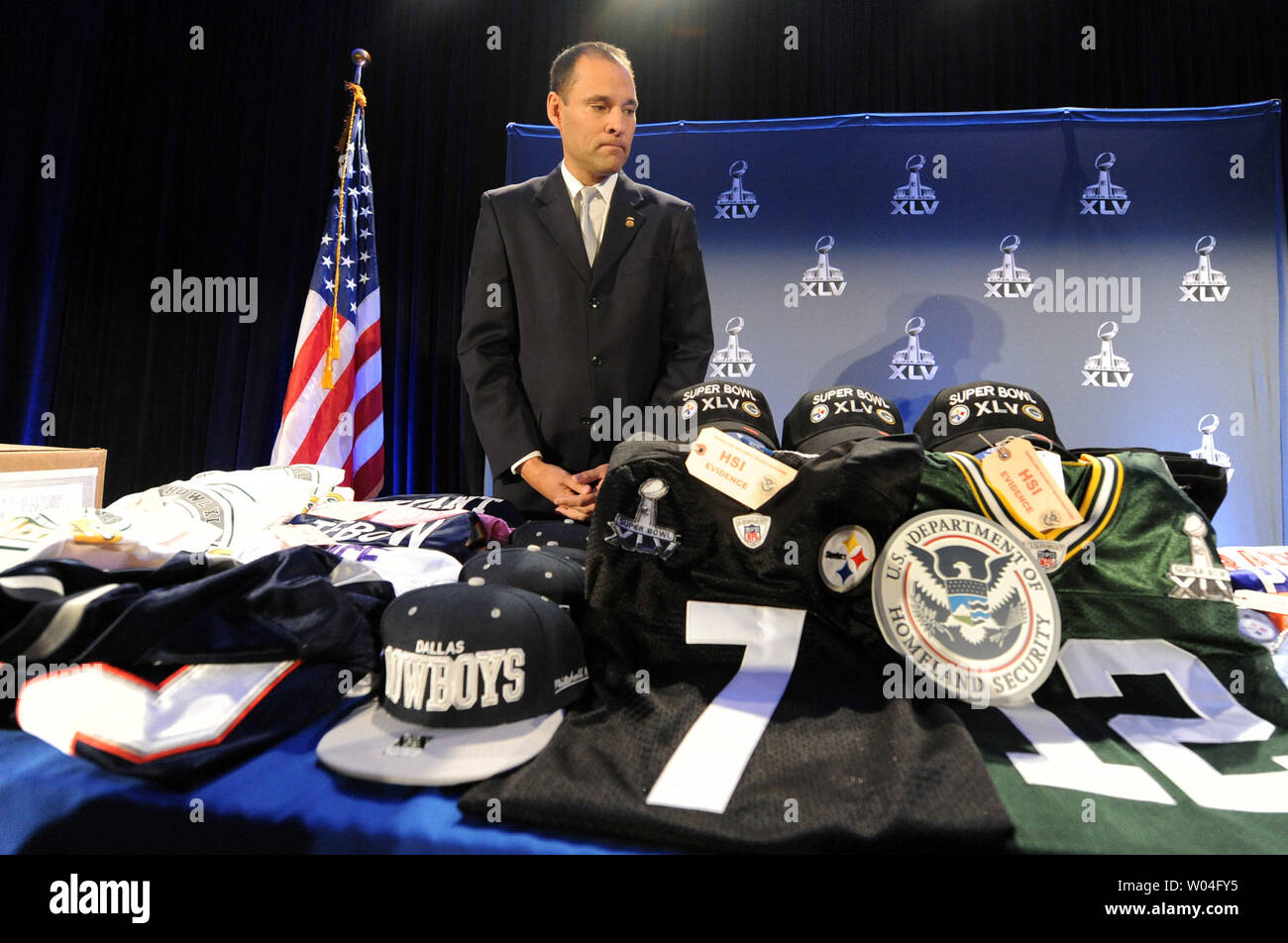 Kumar, directeur adjoint de la croquette, le U.S. Immigration and Customs Enforcement (ICE), montre les marchandises contrefaites saisies par les agents de la NFL pour les médias de membres à Dallas, Texas, le 4 février 2011. La Pittsburgh Steelers prendra sur les Packers de Green Bay lors du Super Bowl XLV le 6 février 2011. UPI/Ian Halperin Banque D'Images