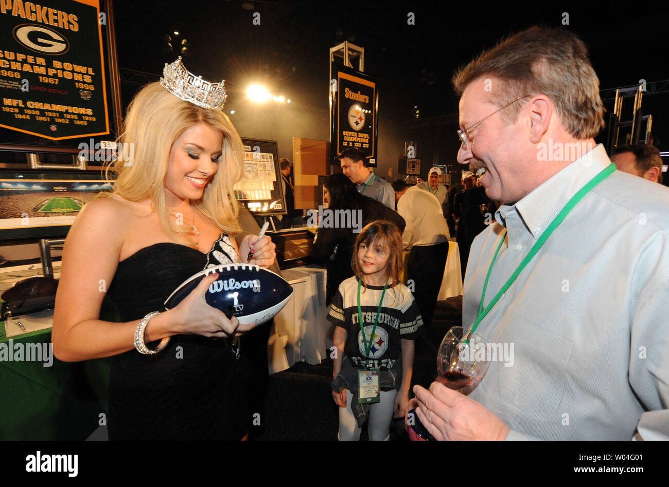 Miss America Teresa Scanlan signe un football pour un ventilateur pendant le goût de la NFL XX à Ft. Worth, Texas, le 5 février 2011. L'événement annuel pair un chef avec un joueur de football de chaque ville avec une équipe de la NFL à recueillir de l'argent dans la lutte contre la faim. UPI/Ian Halperin Banque D'Images