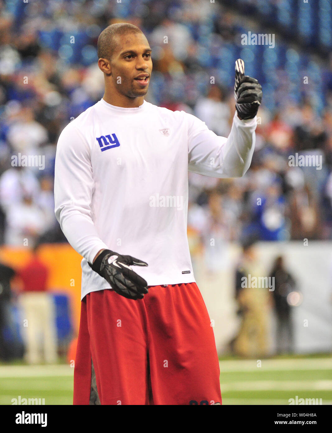 New England Patriots wide receiver Victor Cruz chaud ups, à des gestes pendant le Super Bowl XLVI au Lucas Oil Stadium le 5 février 2012 à Indianapolis. Les Giants de New York champion NFC jouer l'AFC champion New England Patriots. UPI/Kevin Dietsch Banque D'Images