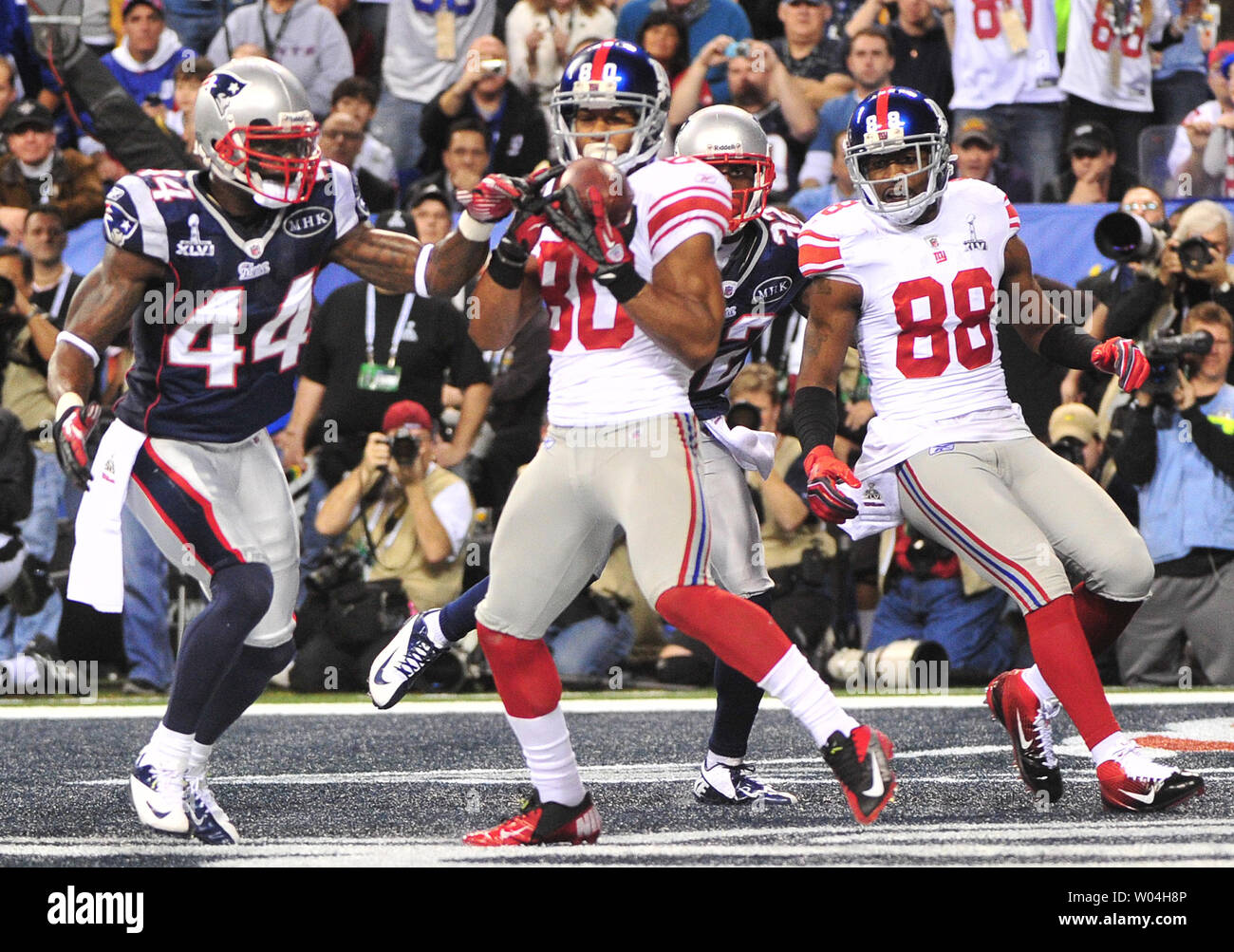 Les Giants de New York le receveur Victor Cruz (C) capture une passe de touché de deux verges contre New England Patriots coffre James Ihedigbo pendant le premier trimestre de Super Bowl XLVI au Lucas Oil Stadium le 5 février 2012 à Indianapolis. Les Giants de New York champion NFC jouer l'AFC champion New England Patriots. UPI/Kevin Dietsch Banque D'Images