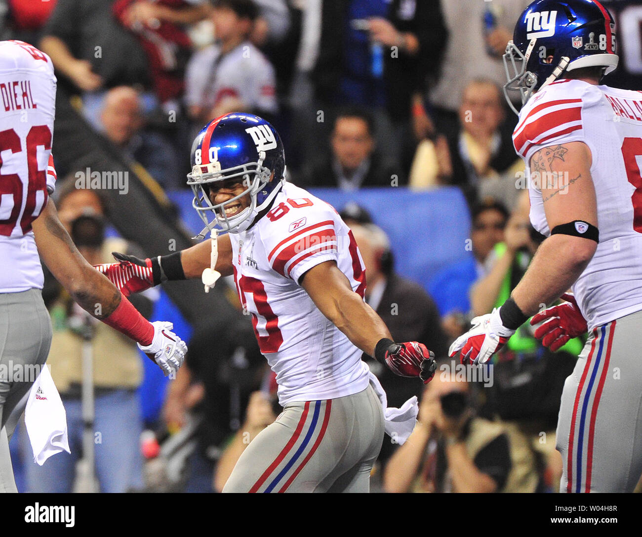 Les Giants de New York le receveur Victor Cruz célèbre ses deux verges de la réception de la passe contre les New England Patriots au premier trimestre de Super Bowl XLVI au Lucas Oil Stadium le 5 février 2012 à Indianapolis. Les Giants de New York champion NFC jouer l'AFC champion New England Patriots. UPI/Kevin Dietsch Banque D'Images