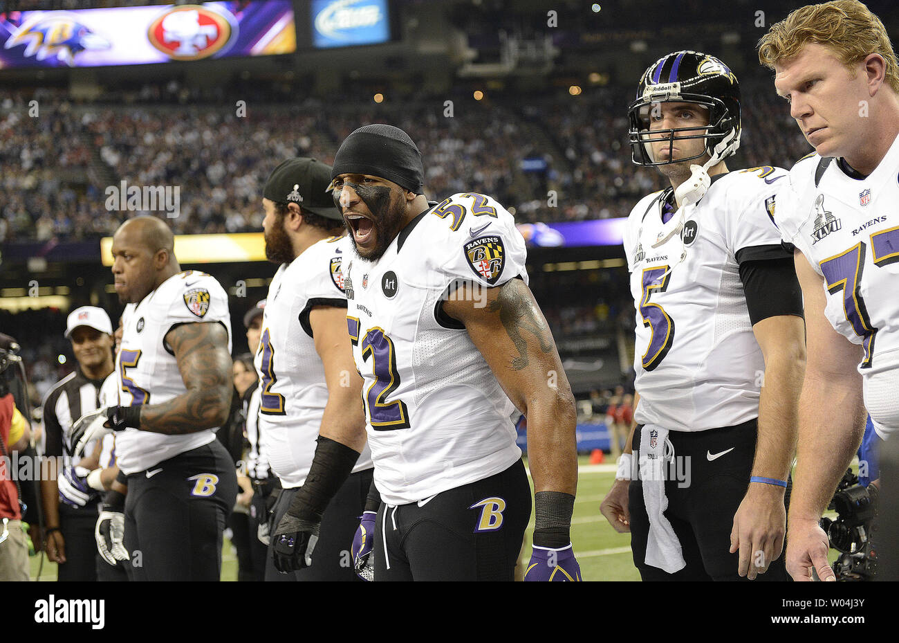 Baltimore Ravens secondeur Ray Lewis (52) réagit pendant le tirage au sort au Super Bowl XLVII à la Mercedes-Benz Superdome le 3 février 2013 à La Nouvelle-Orléans. UPI/Kevin Dietsch Banque D'Images