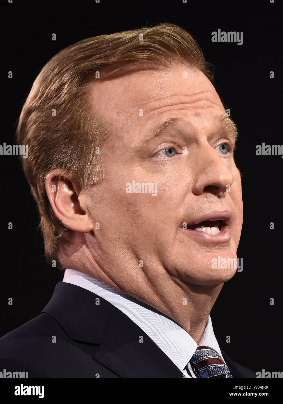 Le commissaire de la NFL Roger Goodell répond à une question lors de l'état annuel de la ligue conférence de presse avant le Super Bowl XLIX, à Phoenix, Arizona, le 30 janvier 2015. Aborder les questions médicales y compris Goodell commotions, la violence domestique, la réaction à la New England Patriots' championnat de football AFC les questions d'inflation, de la possibilité d'une nouvelle franchise de football de Los Angeles. Photo par Kevin Dietsch/UPI Banque D'Images