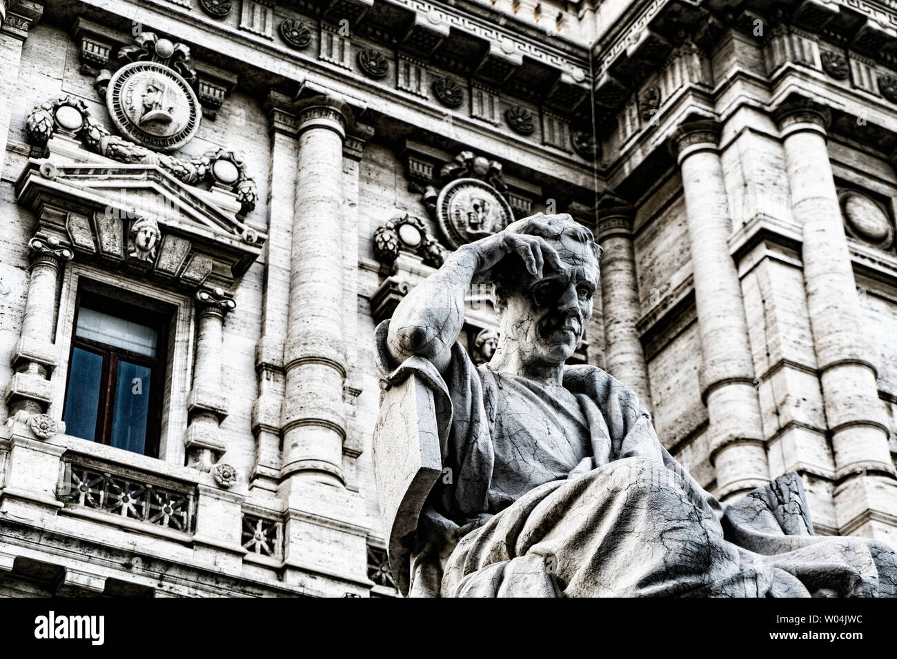 Détail d'une statue en marbre de Salvius Julianius, un célèbre juriste et homme politique de l'Ancien Empire romain, en face du vieux palais de justice à Rome Banque D'Images