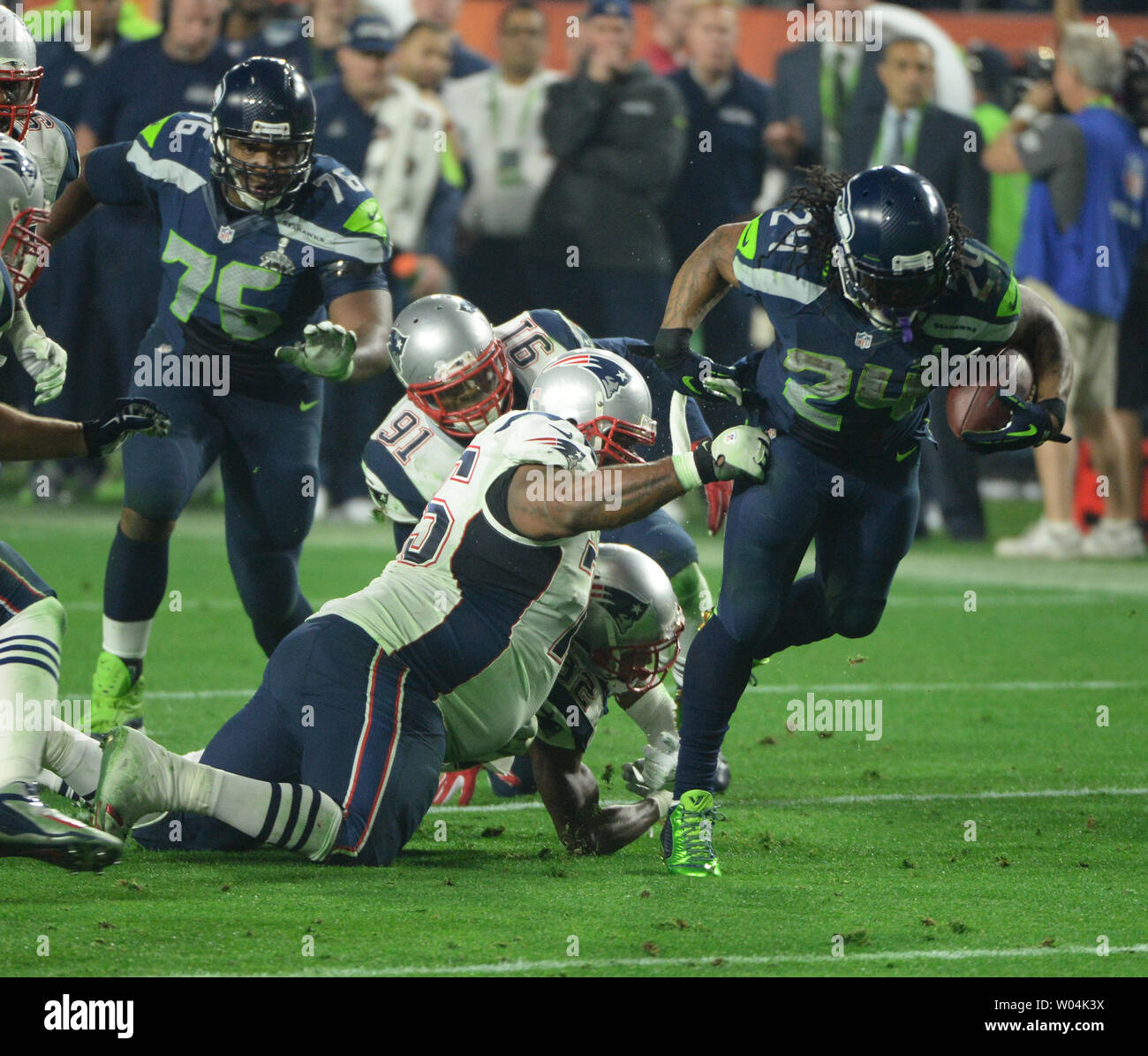 Seattle Seahawks RB Marshawn Lynch (24) casse un plaquage pour 14 verges contre les New England Patriots au troisième trimestre de Super Bowl XLIX au University of Phoenix Stadium de Glendale, Arizona, le 1 février 2015. Photo de Pat Benic/UPI Banque D'Images