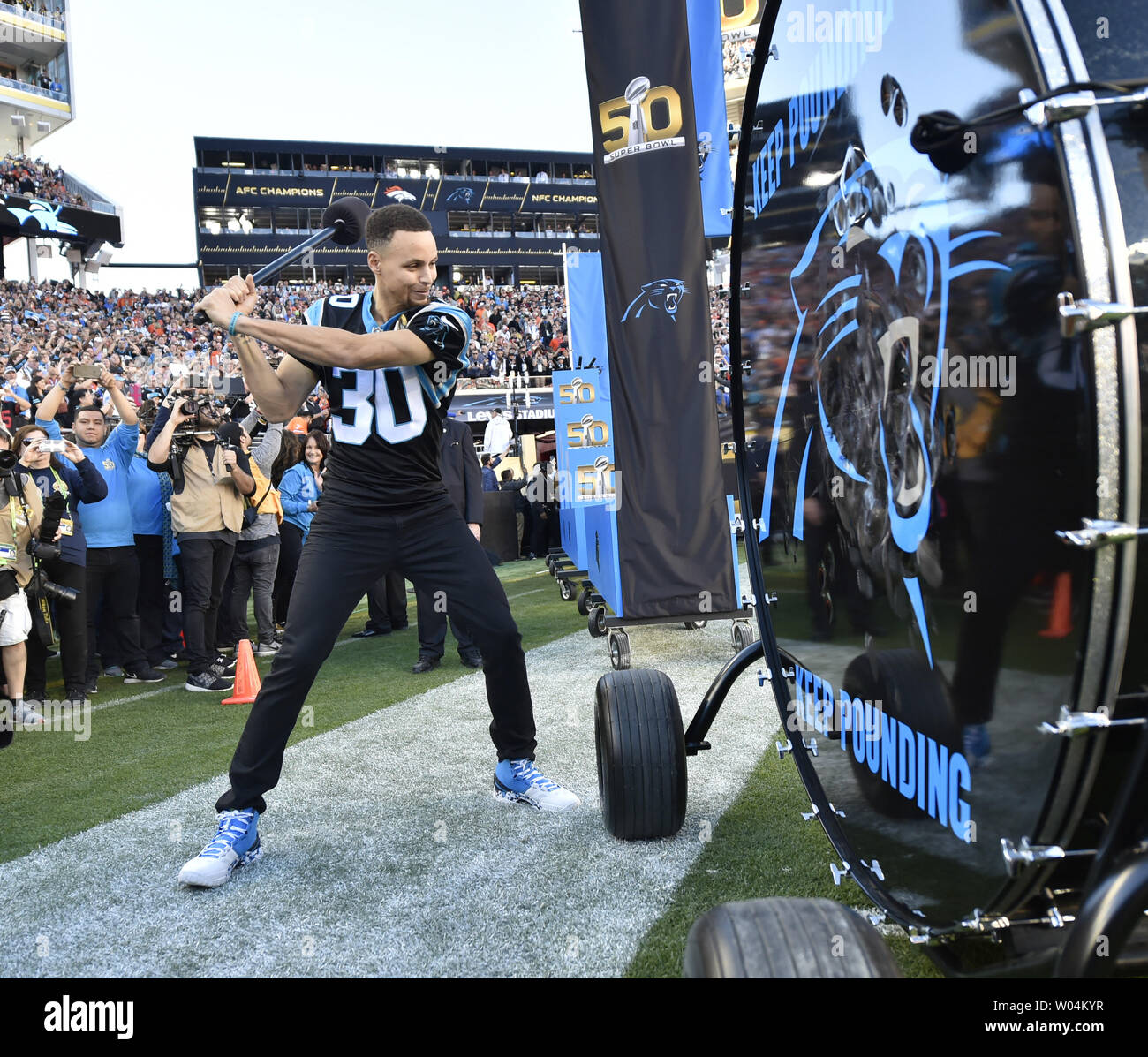 MVP NBA Stephen Curry frappe un gong comme les Panthers prendre le champ à jouer le Super Bowl dans Denver Broncos 50 à Santa Clara, Californie le 7 février 2016. Photo par Kevin Dietsch/UPI Banque D'Images