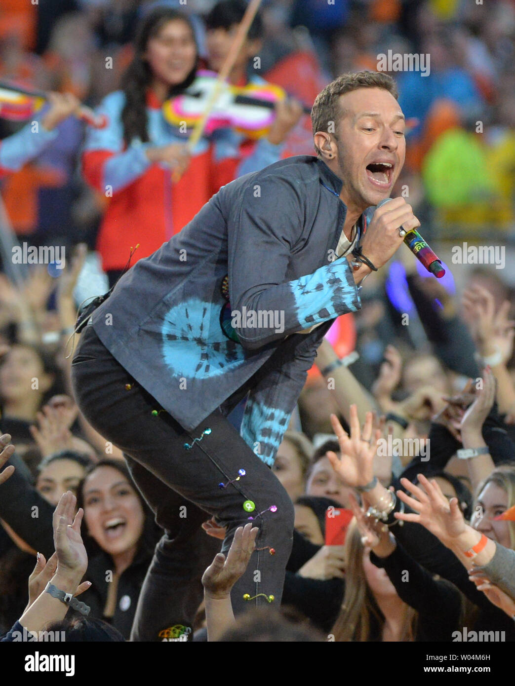 Coldplay Chris Martin effectue pendant le Super Bowl 50 halftime show qui a célébré le passé, présent et futur à Levi's Stadium à Santa Clara, Californie, 7 février 2015. Photo par Kevin Dietsch/UPI Banque D'Images