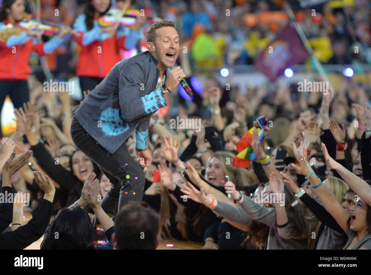 Coldplay Chris Martin effectue pendant le Super Bowl 50 halftime show qui a célébré le passé, présent et futur à Levi's Stadium à Santa Clara, Californie, 7 février 2015. Photo par Kevin Dietsch/UPI Banque D'Images