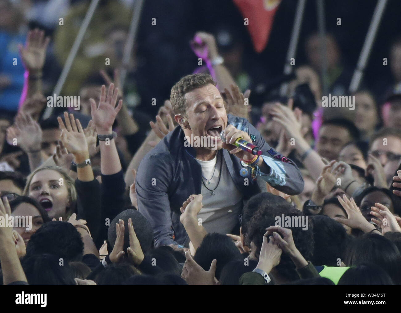 Coldplay Chris Martin effectue pendant le Super Bowl 50 halftime show qui a célébré le passé, présent et futur à Levi's Stadium à Santa Clara, Californie, 7 février 2015. Photo de John Angelillo/UPI Banque D'Images