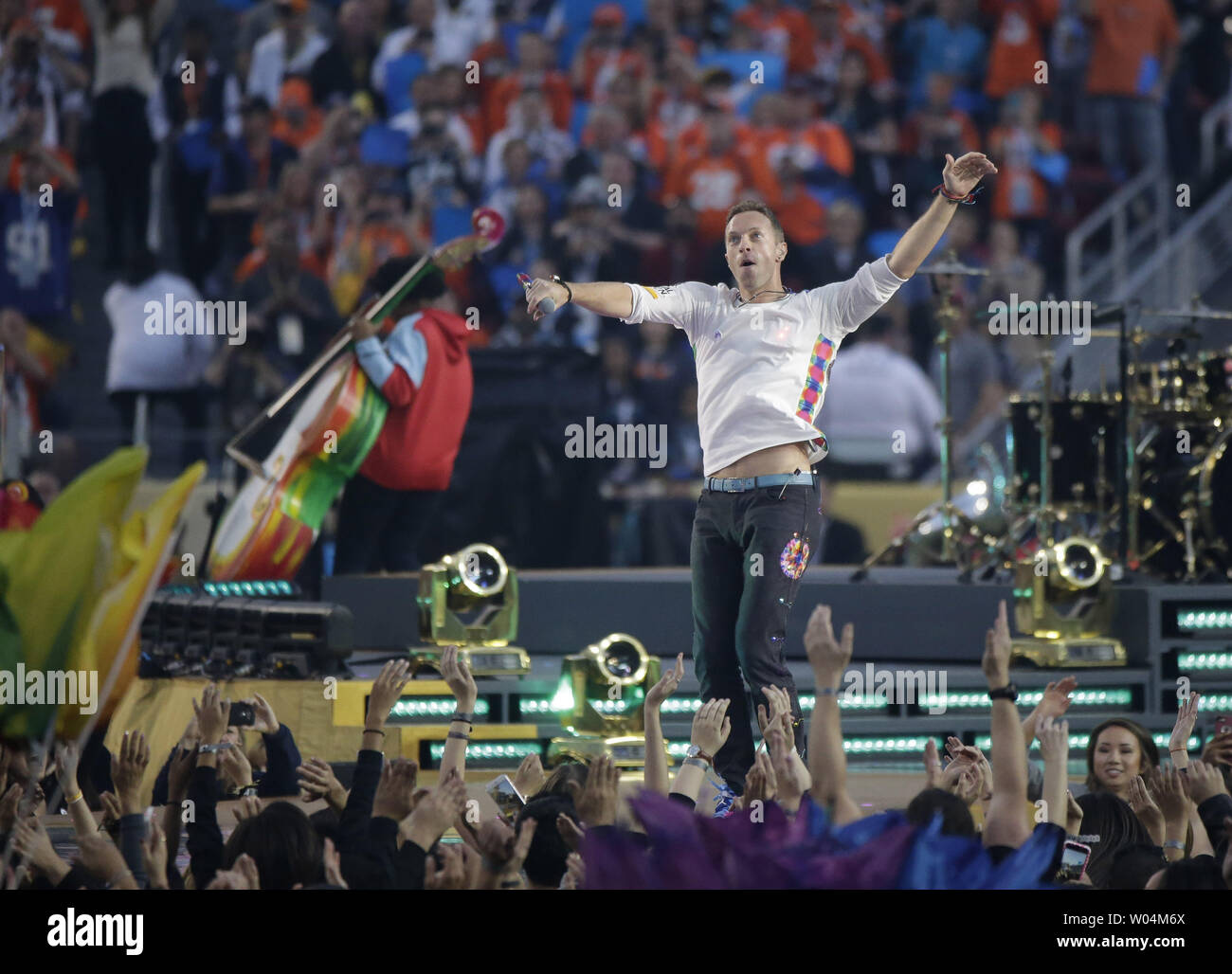 Coldplay Chris Martin effectue pendant le Super Bowl 50 halftime show qui a célébré le passé, présent et futur à Levi's Stadium à Santa Clara, Californie, 7 février 2015. Photo de John Angelillo/UPI Banque D'Images