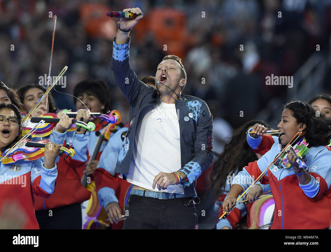Coldplay Chris Martin effectue pendant le Super Bowl 50 halftime show qui a célébré le passé, présent et futur à Levi's Stadium à Santa Clara, Californie, 7 février 2015. Photo de Brian Kersey/UPI Banque D'Images
