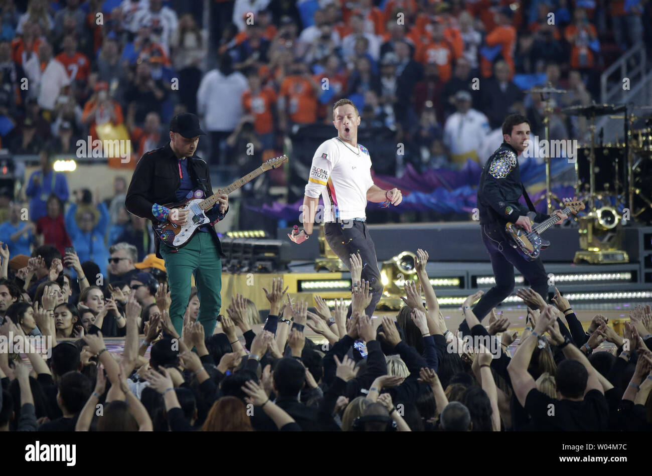 Coldplay Chris Martin effectue pendant le Super Bowl 50 halftime show qui a célébré le passé, présent et futur à Levi's Stadium à Santa Clara, Californie, 7 février 2015. Photo de John Angelillo/UPI Banque D'Images