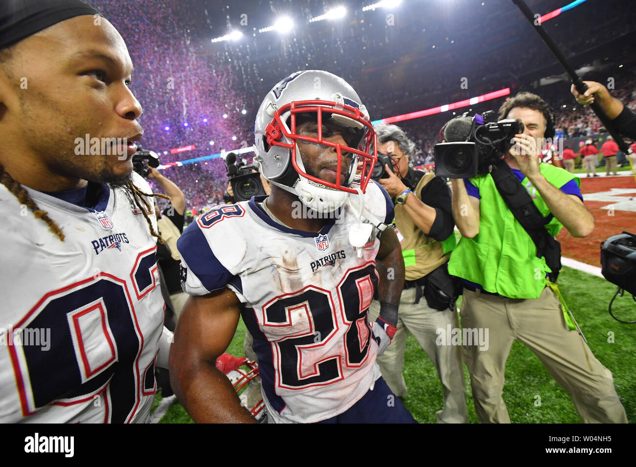 New England Patriots' James White (R) célèbre avec coéquipier Jabaal Sheard après avoir marqué le but gagnant sur un touchdown 2 verges en prolongation de Super Bowl LI à NRG Stadium à Houston le 5 février 2017. Les Patriotes a défait les Falcons 34-28 dans le premier Super Bowl jeu des heures supplémentaires. Photo par Kevin Dietsch/UPI Banque D'Images