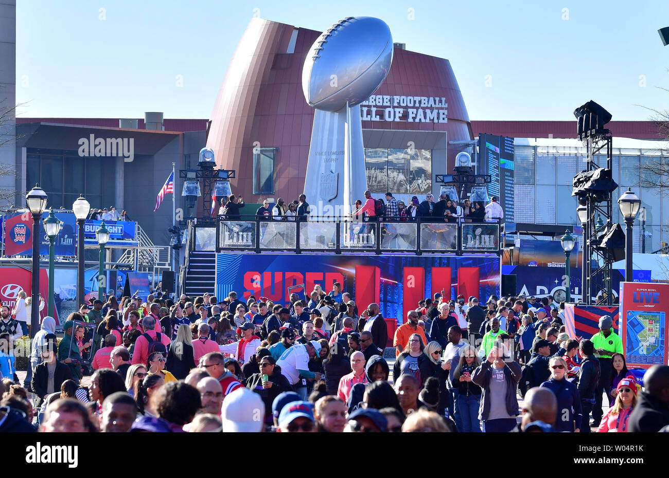 Assister à des fans en direct du Super Bowl du ventilateur avant le Super Bowl XVI/B entre les New England Patriots et les Rams de Los Angeles, à Atlanta, le 1 février 2019. Photo par Kevin Dietsch/UPI Banque D'Images