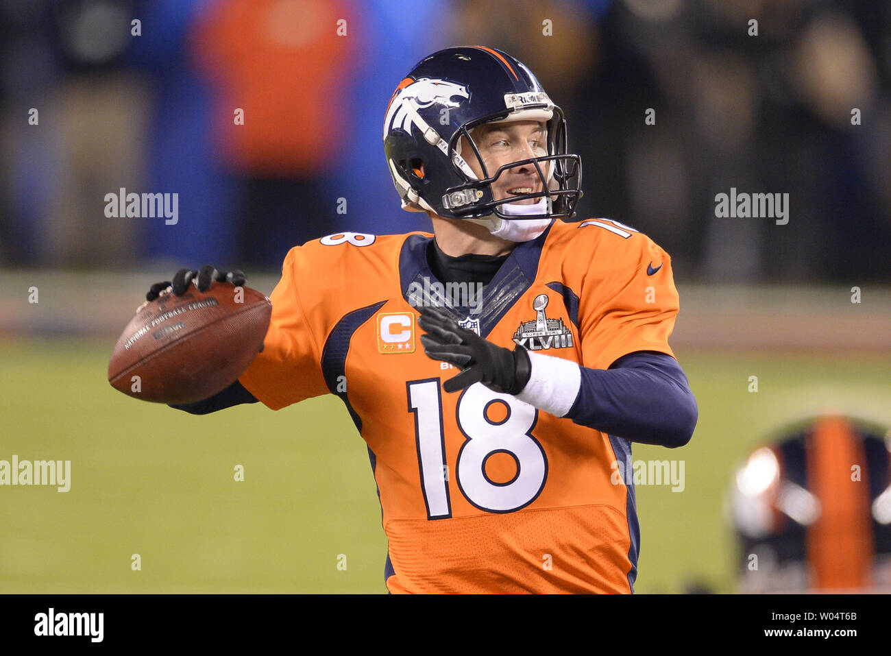 Denver Broncos quarterback Peyton Manning (18) ressemble à lancer une passe contre les Seattle Seahawks au Super Bowl XLVIII à MetLife Stadium à East Rutherford, New Jersey le 2 février 2014. Stade MetLife héberge la première piscine de la NFL Super Bowl par temps froid. UPI/Riche Kane Banque D'Images Denver Broncos quarterback Peyton Manning (18) ressemble à lancer une passe contre les Seattle Seahawks au Super Bowl XLVIII à MetLife Stadium à East Rutherford, New Jersey le 2 février 2014. Stade MetLife héberge la première piscine de la NFL Super Bowl par temps froid. UPI/Riche Kane Banque D'Images