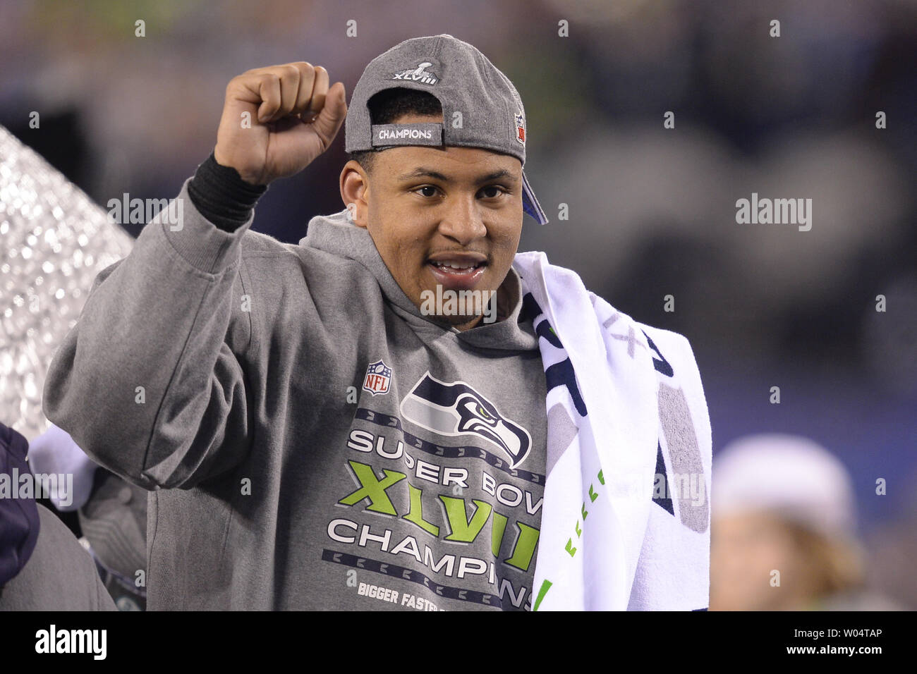 Seattle Seahawks en dehors de secondeur Malcolm Smith (53) réagit alors que sur la scène après le Super Bowl XLVIII à MetLife Stadium à East Rutherford, New Jersey le 2 février 2014. Les Seattle Seahawks attisèrent les Denver Broncos 43-8 dans le premier Super Bowl tenu dans un site par temps froid. UPI/Riche Kane Banque D'Images Seattle Seahawks en dehors de secondeur Malcolm Smith (53) réagit alors que sur la scène après le Super Bowl XLVIII à MetLife Stadium à East Rutherford, New Jersey le 2 février 2014. Les Seattle Seahawks attisèrent les Denver Broncos 43-8 dans le premier Super Bowl tenu dans un site par temps froid. UPI/Riche Kane Banque D'Images