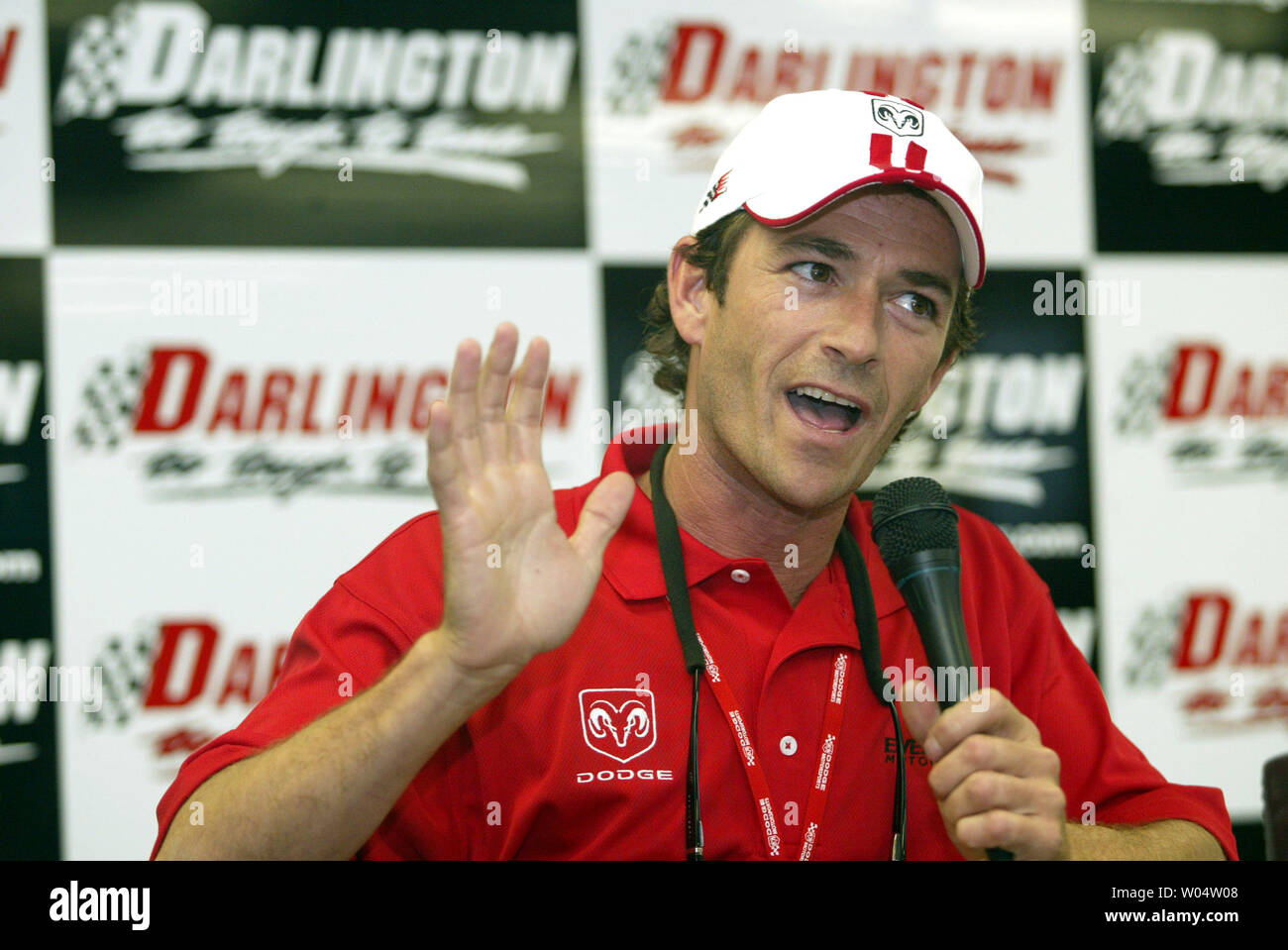 Acteur Luke Perry répond à des questions au cours d'une conférence de presse avant la Dodge Charger NASCAR 500 au Darlington Raceway à Darlington, L.C. (le 13 mai 2006. Perry, qui est le starter honoraire pour la course, a parlé de la course et sa future nouvelle émission 'aubaine.' (UPI/Photo Nell Redmond) Banque D'Images