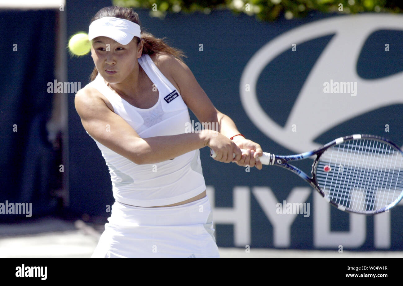 Shuai Peng de Chine s'aligne un tir de revers contre Tatiana Golovin de France au troisième tour de la Coupe Family Circle dans le tournoi de tennis de Charleston, Caroline du Sud le 12 avril 2007.Golovin a gagné en trois sets 6-2, 4-6, 6-3. (Photo d'UPI/Nell Redmond) Banque D'Images