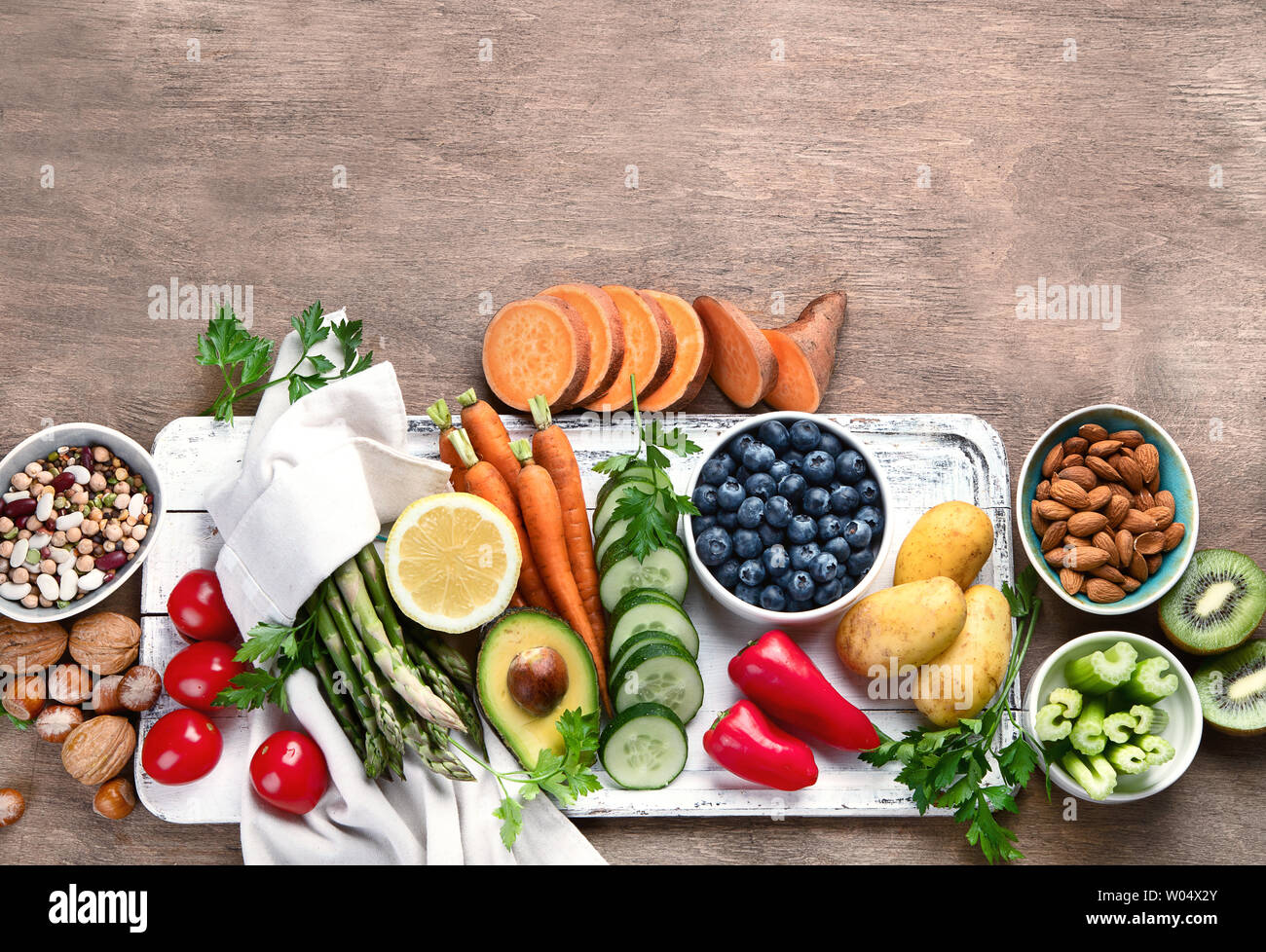 Les meilleurs aliments alcalines élevées. Végétalien, régime alcalin concept. Top View with copy space Banque D'Images