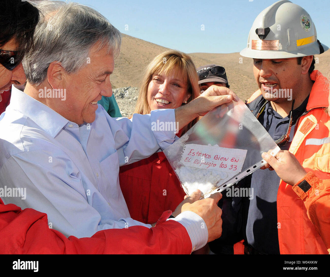 Président du Chili Sebastian Pinera est titulaire d'une note de mineurs piégés dans une mine effondrée à Santiago, Chili, le 22 août 2010. La note indique les mineurs, 33 d'entre eux, sont OK dans un refuge. Emprisonné depuis le 5 août, cela peut prendre plusieurs mois pour les libérer. UPI Banque D'Images