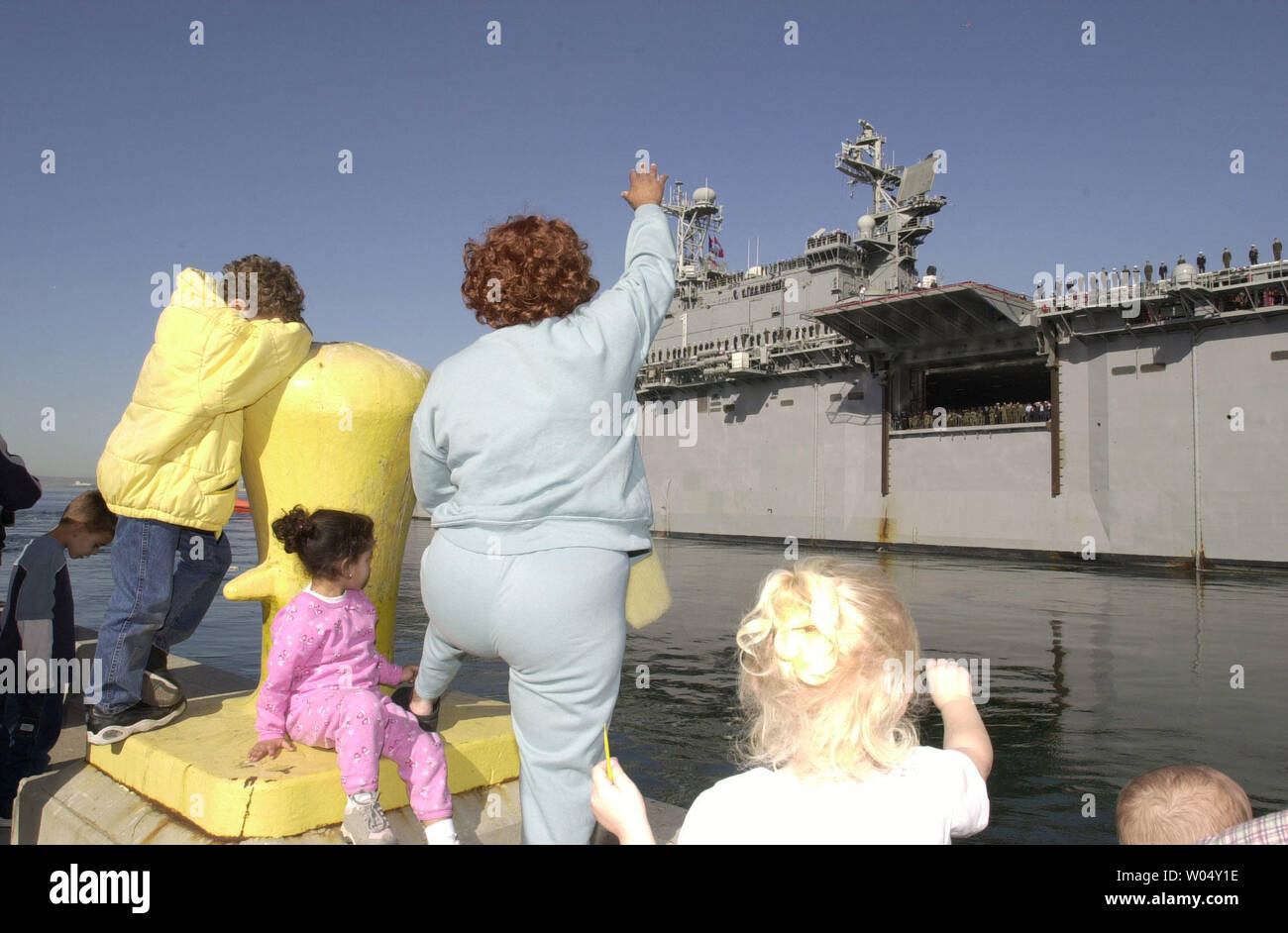 SDP2003010606- SAN DIEGO, 6 janvier (UPI) - Rose Wilson (centre) dit au revoir avec d'autres membres de la famille comme l'USS Tarawa s'éloigne du quai, le 6 janvier 2003 à San Diego, Californie. L'Tarawa ainsi que l'USS Duluth et USS Rushmore avec 4 000 Marines américains et les marins sont en cours de déploiement dans le golfe Persique. ec / EARL S. CRYER UPI Banque D'Images
