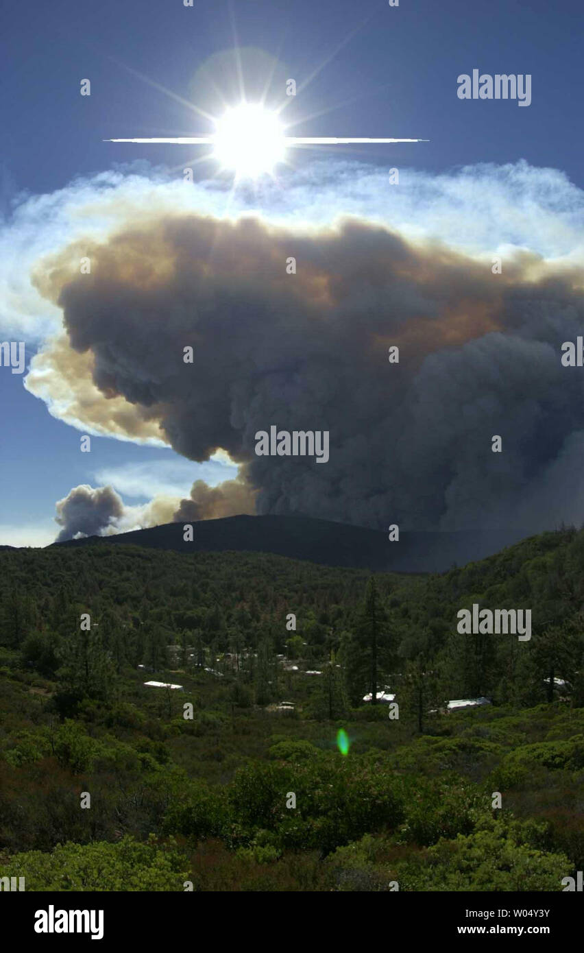 Un énorme nuage de fumée et d'un dix mille de long mur de feu grimpe sur les montagnes dans la région du lac Cuyamaca, 28 octobre 2003, à l'est de San Diego et près de la ville de montagne de Julian, en Californie. Appelé le feu de bois de cèdre qui a été lancé par un chasseur perdu et a consommé des centaines de milliers d'hectares ainsi que des maisons et tuant plusieurs personnes. (UPI/EARL S. CRYER) Banque D'Images