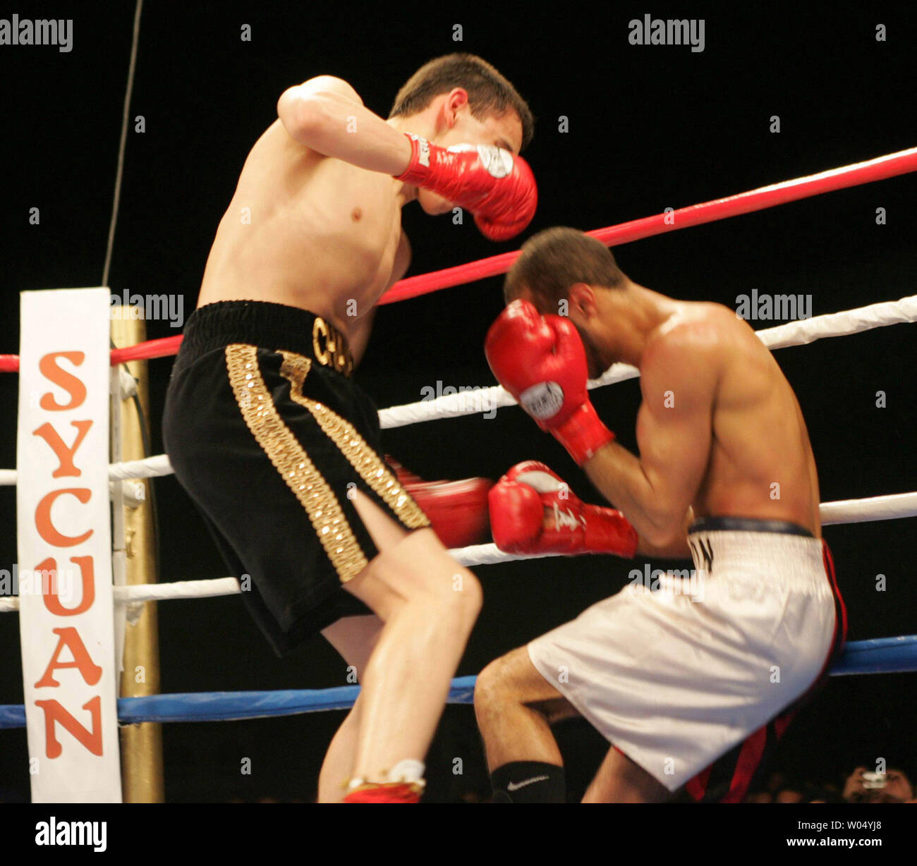 Julio César Chavez Jr, considéré comme la boxe top perspective aujourd'hui, remporte son 16e combat professionnel dans une rangée avec un 1er round knockout sur Leroy de la Newton USA au San Diego Convention Center le 11 février 2005. Julio est le fils de 'El Grande Campion' Julio, Sr., considéré comme l'un des 10 meilleurs combattants dans l'histoire de la boxe. (Photo d'UPI/Roger Williams) Banque D'Images