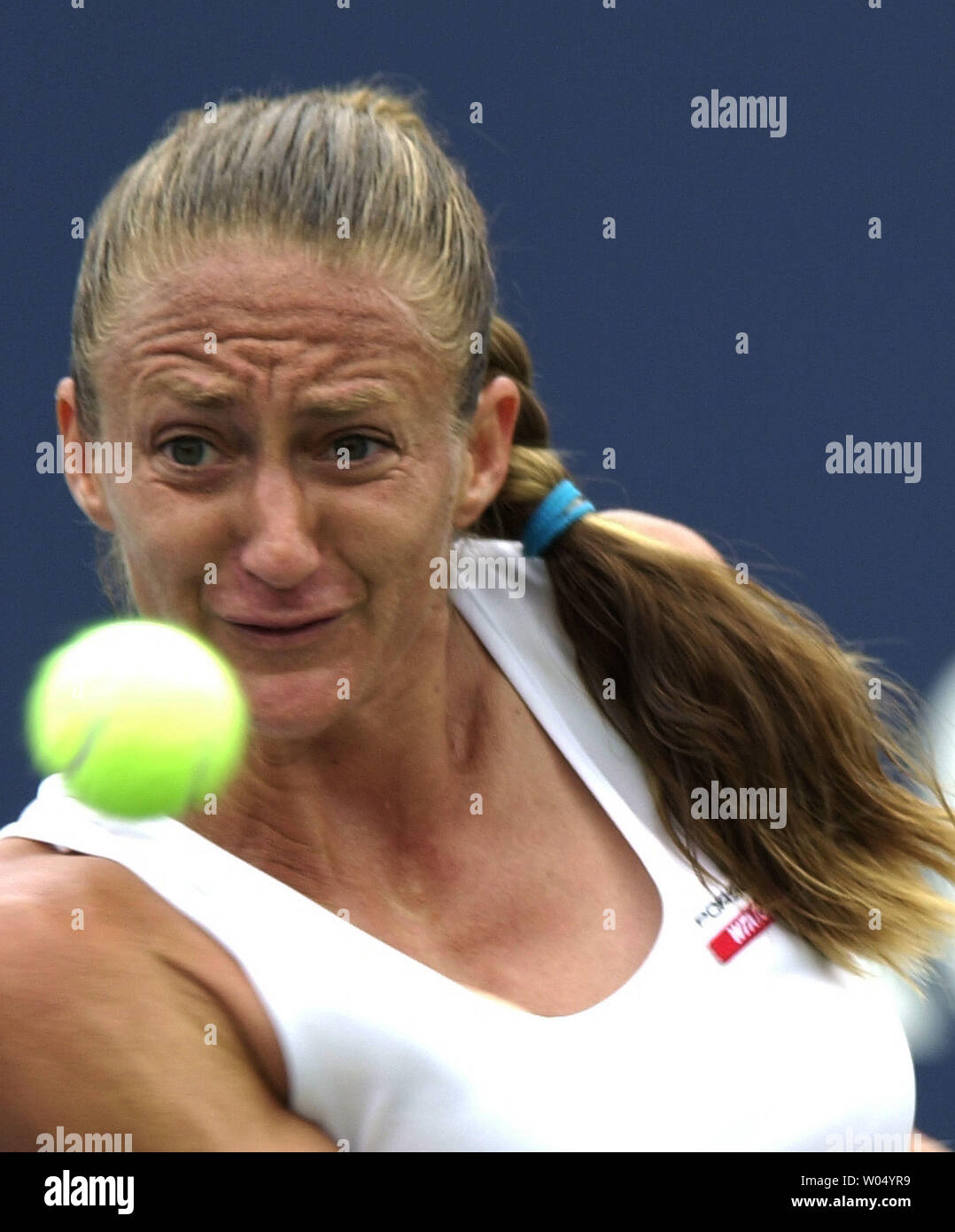 France's Mary Pierce garde ses yeux sur la balle au cours de sa victoire 6-3 6-0 sur le Japon's Ai Sugiyama pour gagner l'Acura Classic women's tennis tournament à Carlsbad, Californie, le 7 août 2005. (Photo d'UPI/Earl S. Cryer) Banque D'Images