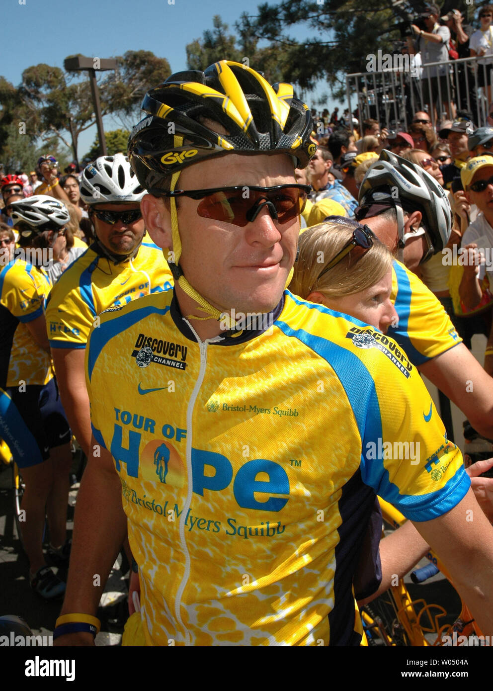 Sept fois vainqueur du Tour de France Lance Armstrong attend sur son vélo avant de diriger un groupe de cyclistes pour la première étape de la tournée de l'espoir de cross-country en vélo à l'hôpital vert Scripps à San Diego, Californie, septembre. 29, 2005. La visite, organisée pour sensibiliser sur le cancer, fera le voyage de 3 300 km de cross-country en neuf jours et se terminera à Washington D.C. le octobre. 8. Photo UPI/Earl S. Cryer Banque D'Images