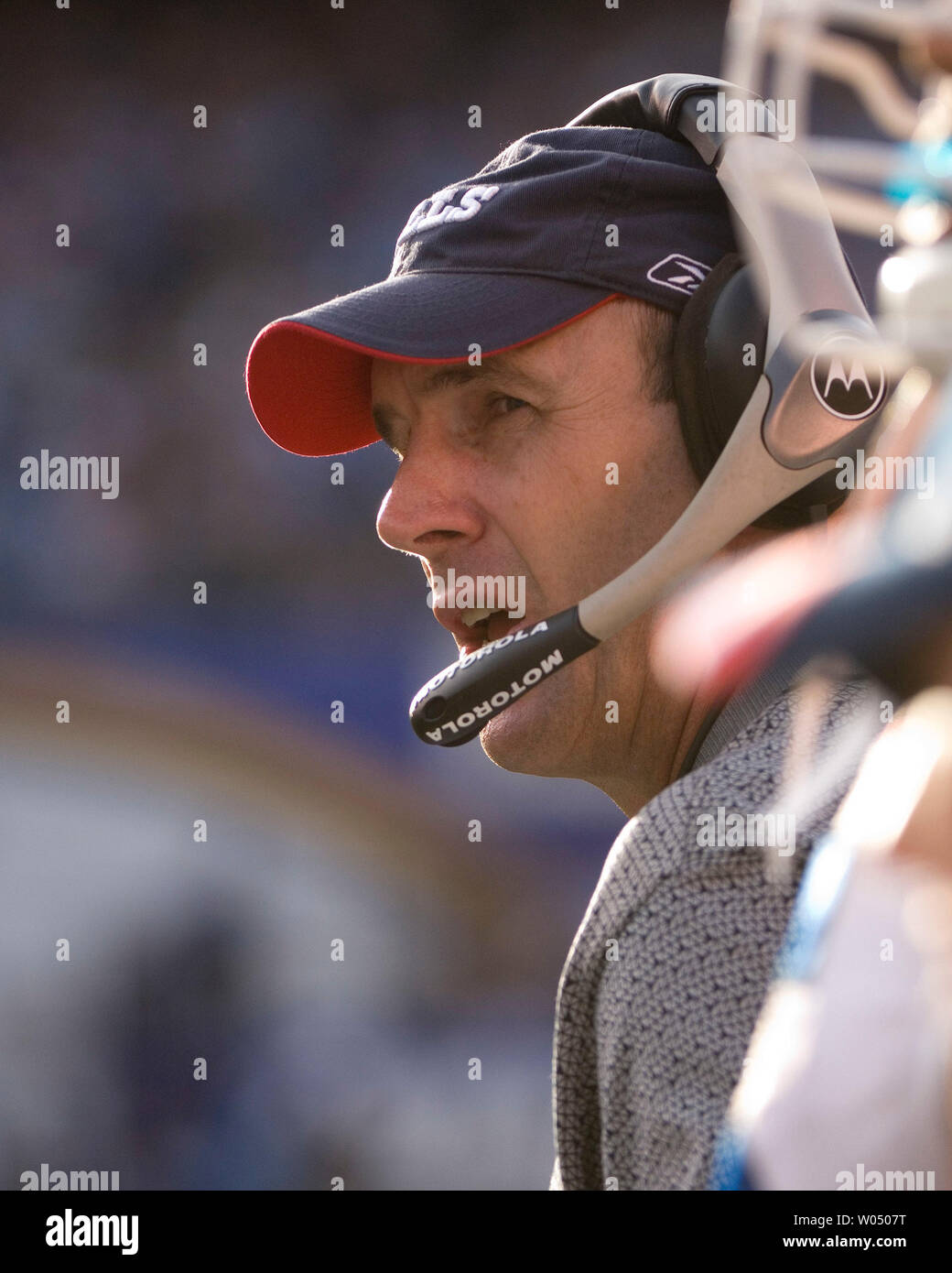 Bills de Buffalo Head coach Mike Mularkey, montres l'action au cours du troisième trimestre, le 11 novembre 2005, contre les San Diego Chargers dans le stade Qualcomm de San Diego. Les chargeurs battre les projets de 48-10 pour améliorer leur fiche à 6-4. Les projets de loi est tombée à 4-6. (Photo d'UPI/Joel Zwink) Banque D'Images