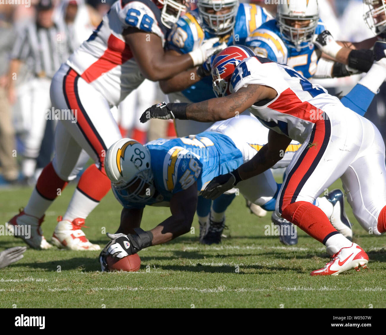 San Diego Chargers linebacker Randall Godfrey, 58 ans, récupère un fumble Losman, 7, en face de Buffalo Bills Willis McGahee running back, au cours du deuxième trimestre, 11 novembre 2005, à l'encontre de la Buffalo Billis dans le stade Qualcomm de San Diego. Les chargeurs battre les projets de 48-10 pour améliorer leur fiche à 6-4. (Photo d'UPI/Joel Zwink) Banque D'Images