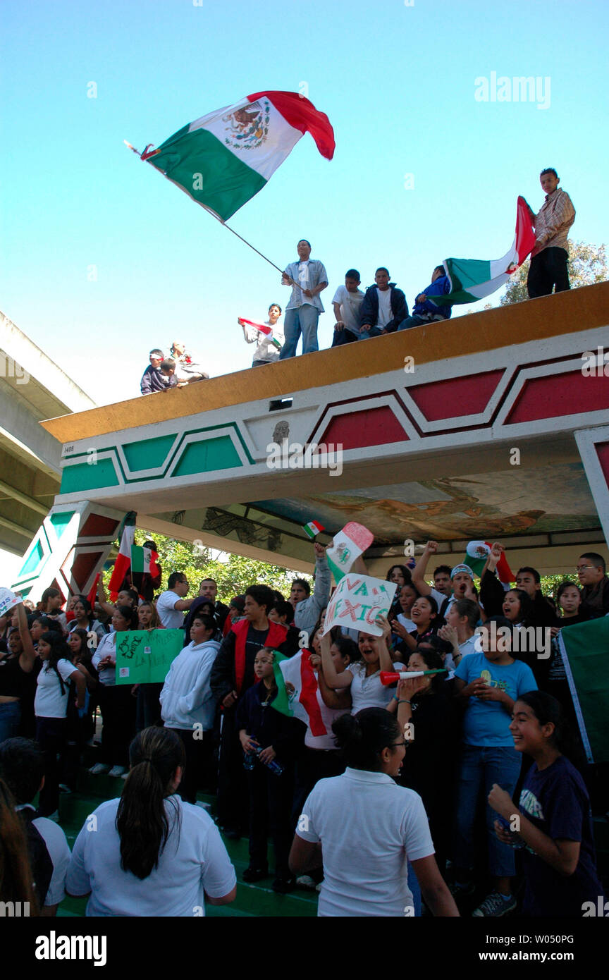 Des centaines d'intermédiaires et secondaires les étudiants hispaniques sauté l'école le 29 mars 2006, pour protester contre le Chicano Park, près du centre-ville de San Diego, en Californie. Les étudiants ont exprimé leur opposition au projet de loi du Congrès HR 4437, une loi visant à renforcer la capacité du gouvernement d'appliquer le droit de l'immigration. (Photo d'UPI/Earl S. Cryer) Banque D'Images