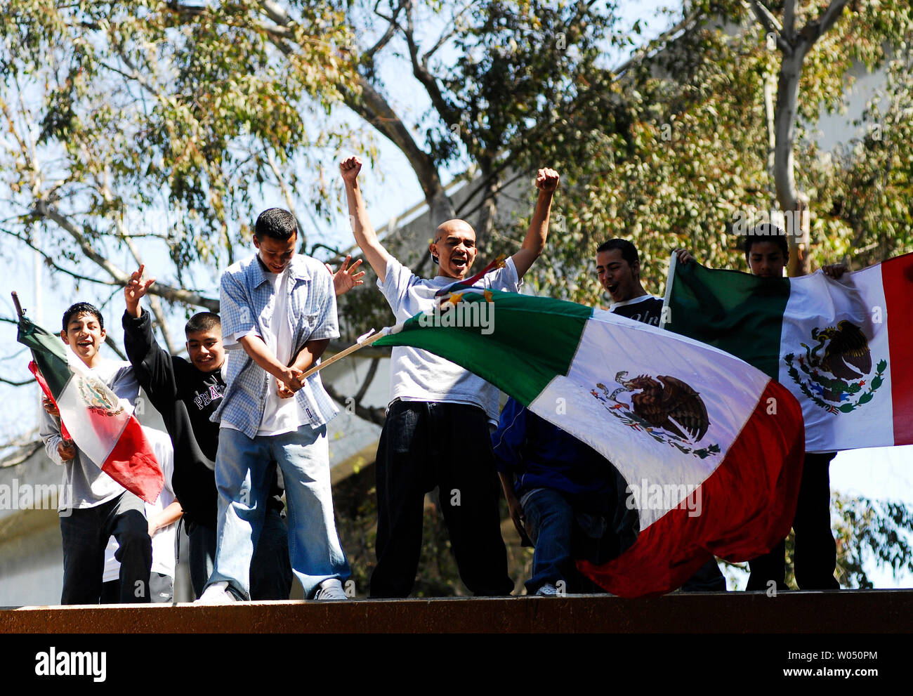 Des centaines d'intermédiaires et secondaires les étudiants hispaniques sauté l'école le 29 mars 2006, pour protester contre le Chicano Park, près du centre-ville de San Diego, en Californie. Les étudiants ont exprimé leur opposition au projet de loi du Congrès HR 4437, une loi visant à renforcer la capacité du gouvernement d'appliquer le droit de l'immigration. (Photo d'UPI/Earl S. Cryer) Banque D'Images