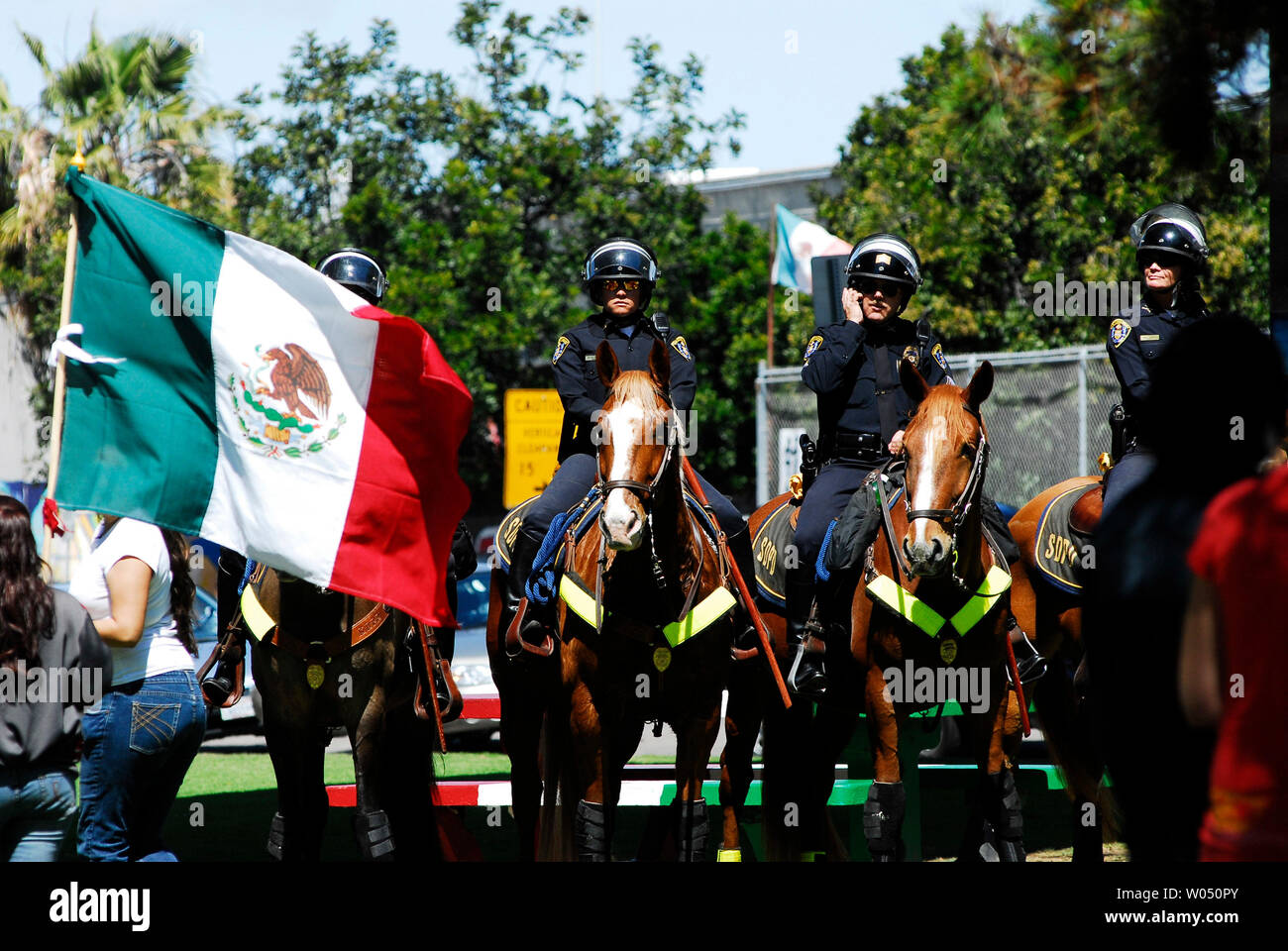 Les agents de la Police de San Diego monté regarder des centaines de manifestants au cours d'une manifestation à Chicano Park, près du centre-ville de San Diego, Californie, le 29 mars 2006. Le groupe a été d'exprimer leur opposition au projet de loi du Congrès HR 4437, une loi visant à renforcer la capacité du gouvernement d'appliquer le droit de l'immigration. (Photo d'UPI/Earl S. Cryer) Banque D'Images