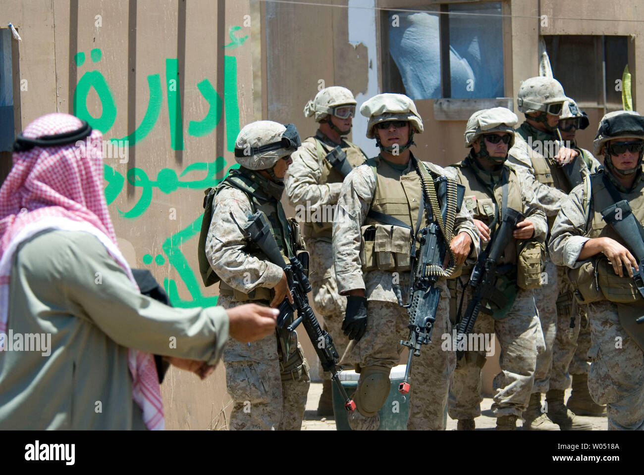 Les réservistes du 1er Bataillon, 24e Régiment de Marines de Selfridge Air National Guard Base dans le Michigan, réaliser des opérations de stabilité et de soutien à la formation, le 28 juin 2006 au Marine Corps Air Station Miramar à San Diego, Californie, en vue de leur prochain déploiement dans le cadre de l'opération Iraqi Freedom. Les Marines ont participé à l'entraînement au combat urbain avec des acteurs jouant le rôle d'Irakiens. (Photo d'UPI/Earl S. Cryer) Banque D'Images