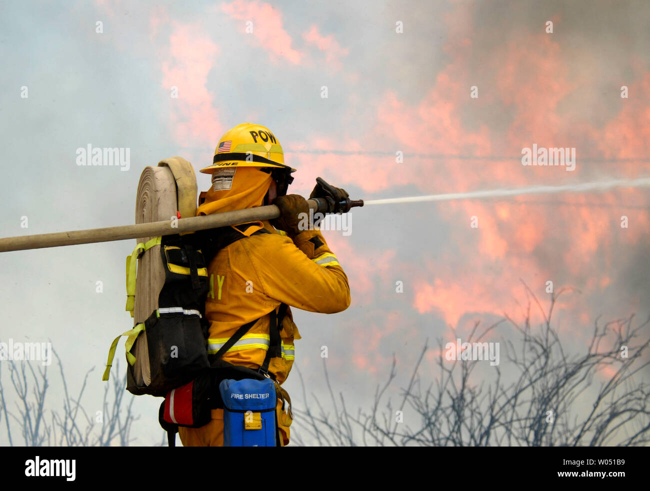 Bataille des pompiers a fast moving une traînée de 40 milles à l'est de San Diego, Californie, qui a consommé plus de 15 500 hectares, 25 juillet 2006. (Photo d'UPI / Earl S. Cryer) Banque D'Images