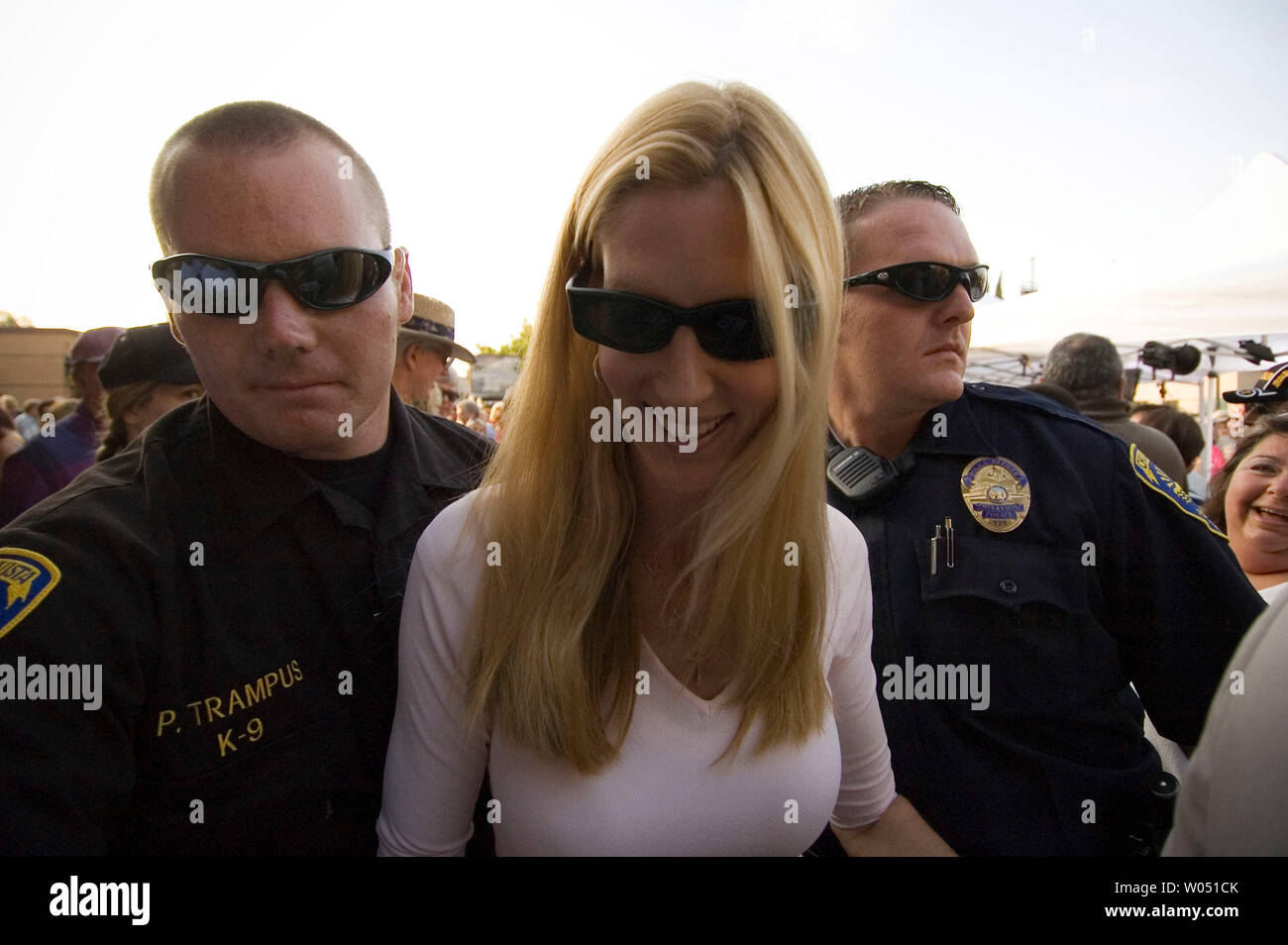 Auteur Ann Coulter laisse sous forte Garde côtière canadienne après avoir signer des autographes lors de la Sean Hannity Freedom Concert 2 août 2006, à la Coors Amphitheater, à Chula Vista, Californie avec chanteurs de country Hank Williams Jr, les dénégations de Charley Band et Lee Greenwood. (Photo d'UPI/Earl S. Cryer) Banque D'Images