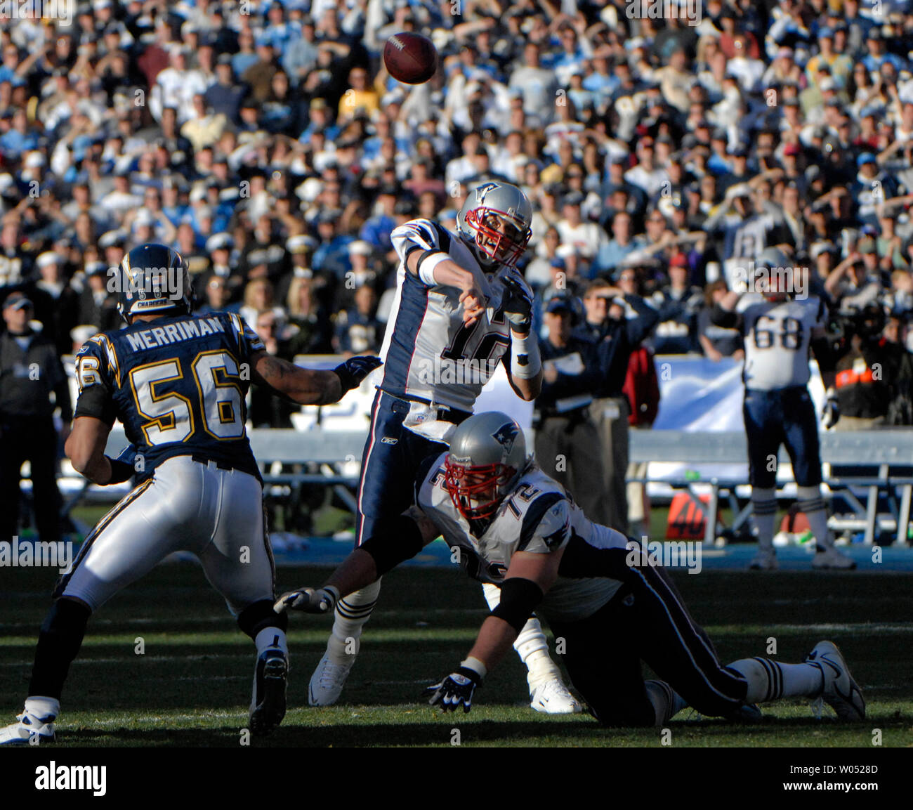 New England Patriots Tom Brady QT (centre) reçoit le ballon au cours du premier trimestre de l'AFC divisional playoff contre les Chargers de San Diego à Qualcomm Stadium de San Diego le Januart 14, 2007. (Photo d'UPI/Earl S. Cryer) Banque D'Images