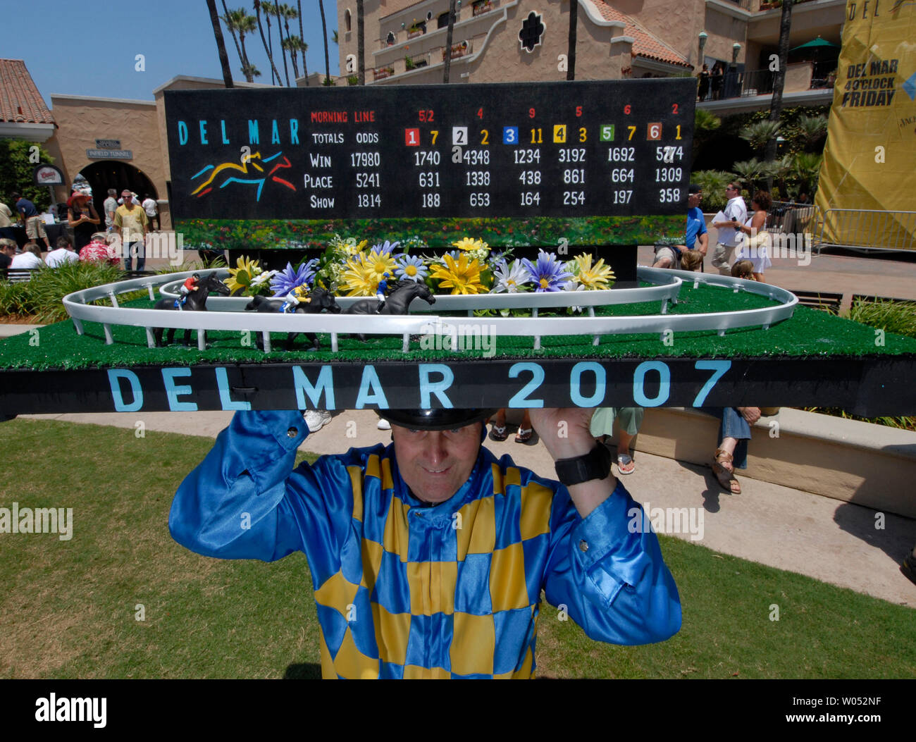 Andy Hoffman, montre son chapeau à la "seule et unique chapeaux vraiment fabuleux' contest durant la journée d'ouverture de la 68e saison de course le 18 juillet 2007, à l'Del Mar Thoroughbred Club à Del Mar, Californie.(Photo UPI/Earl S. Cryer) Banque D'Images