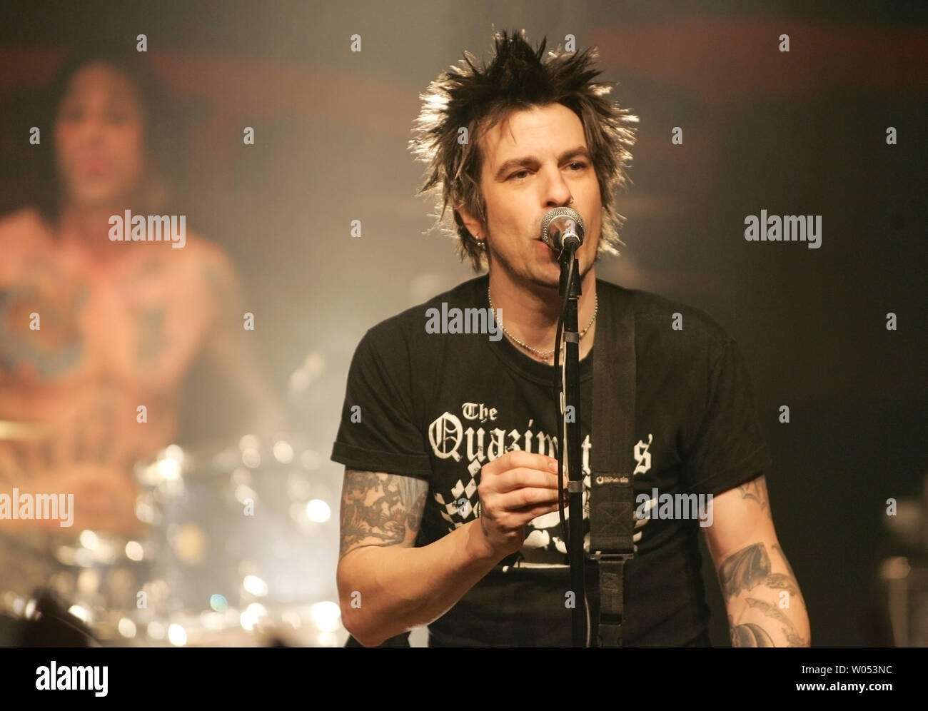 Rachel Bolan (R) et le batteur Dave Gara de Skid Row produisent en concert au House of Blues de San Diego le 10 janvier 2008. (Photo d'UPI/Roger Williams) Banque D'Images