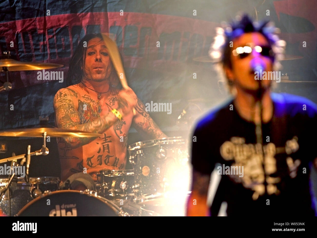 Dave Gara (L) et Rachel Bolan de Skid Row produisent en concert au House of Blues de San Diego le 10 janvier 2008. (Photo d'UPI/Roger Williams) Banque D'Images