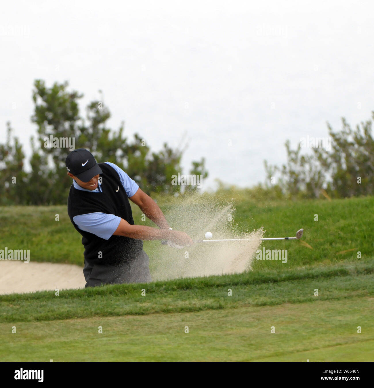 Tiger Woods hits out du bunker sur le quatrième trou au cours de la troisième journée de l'US Open au parcours de golf de Torrey Pines à San Diego le 14 juin 2008. (Photo d'UPI/Earl S. Cryer) Banque D'Images