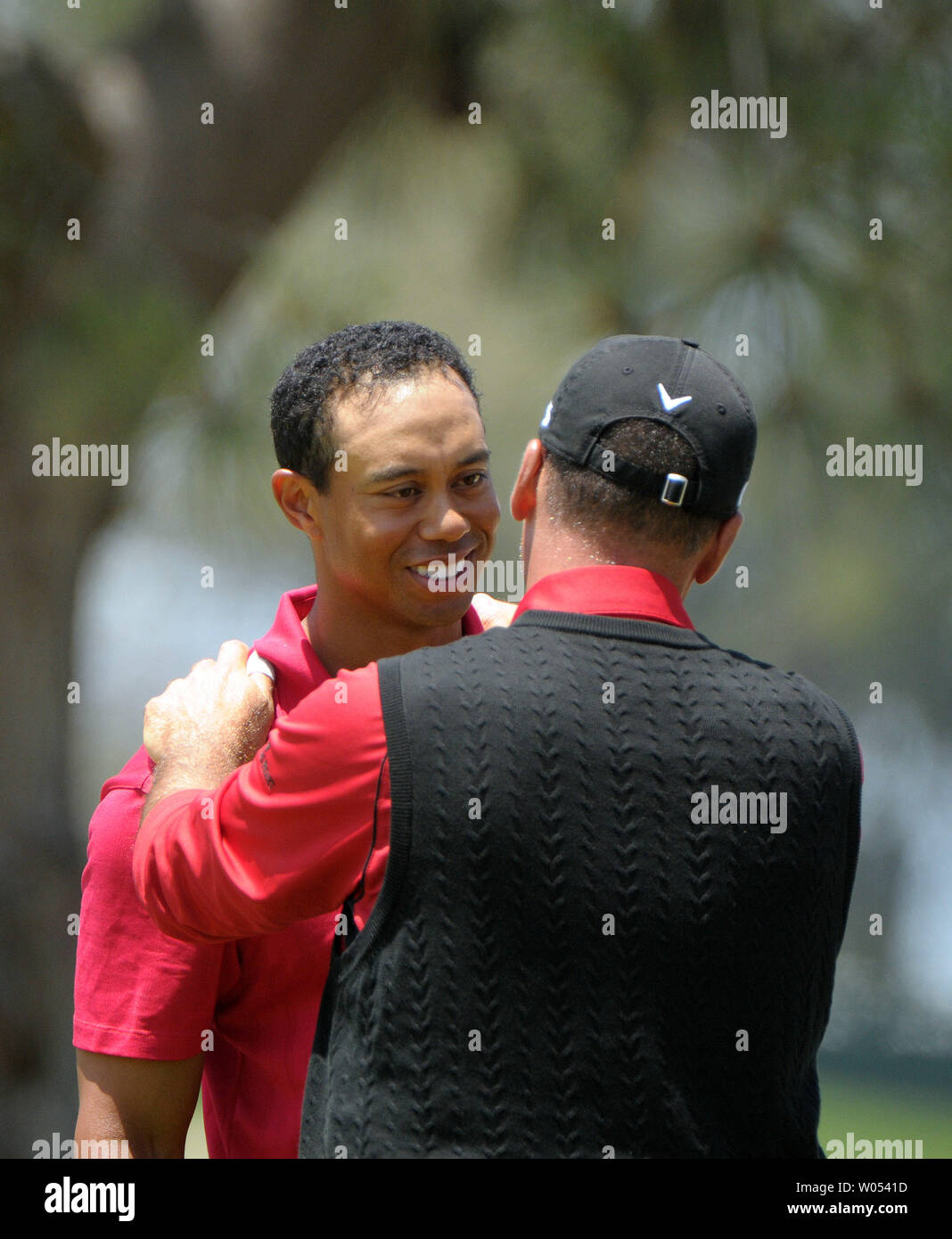 Tiger Woods (L) est félicité par Rocco médiation après avoir remporté le 108e US Open au parcours de golf de Torrey Pines à San Diego le 16 juin 2008. (Photo d'UPI/Earl S. Cryer) Banque D'Images