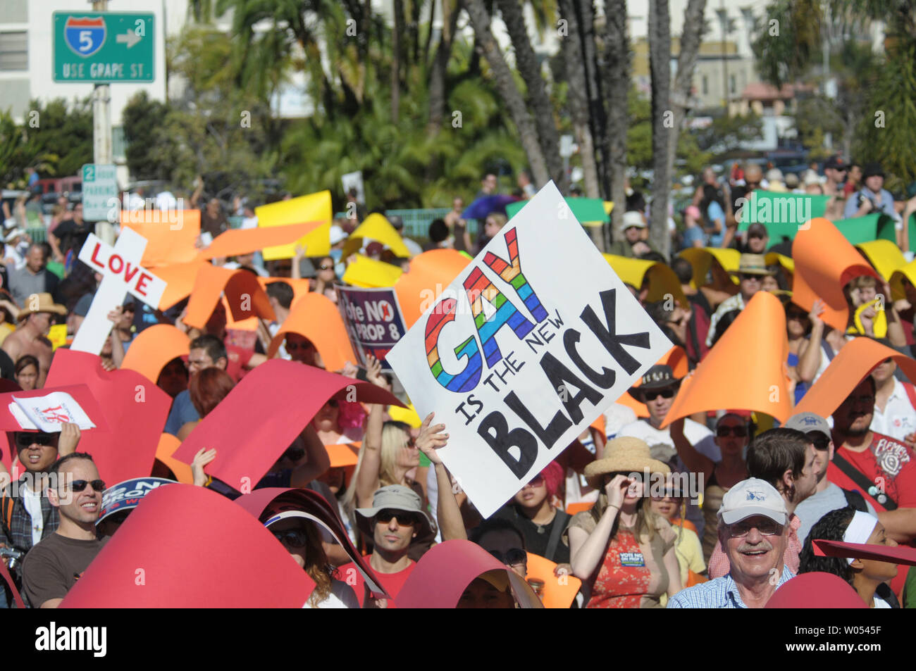 Une foule de défenseurs des droits des gays et de leurs partisans estimés à 25 000 par les organisateurs mars dans le centre-ville de San Diego le 17 novembre 2008 pour protester contre l'adoption de la proposition 8, qui a renversé le droit au mariage homosexuel. (UPI Photo/ Earl S. Cryer) Banque D'Images