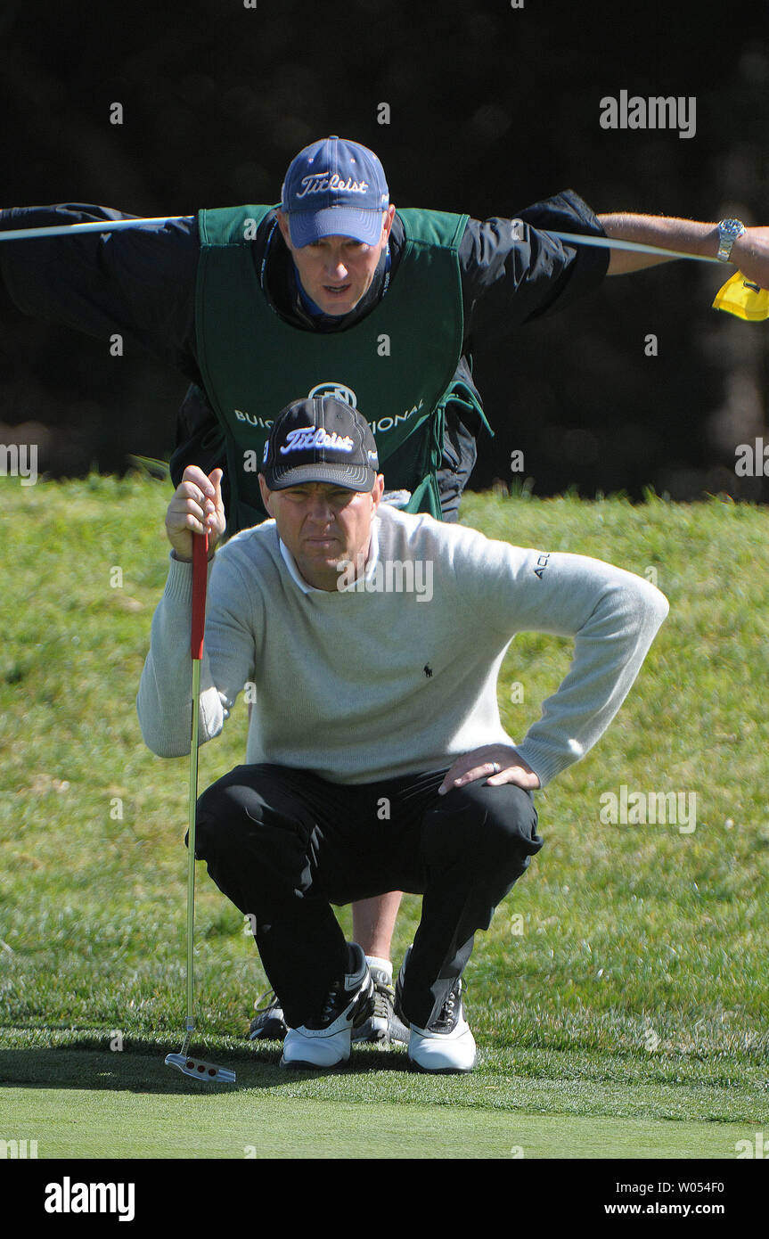 Golfeur Davis Love III avec l'aide de ce panier, frère Mark Love aligne la balle au 12e trou sur le premier jour de jouer à Torrey Pines le 5 février 2009 au cours de la Buick Invitational Golf Tournament à San Diego.. (Photo d'UPI/Earl S. Cryer) Banque D'Images